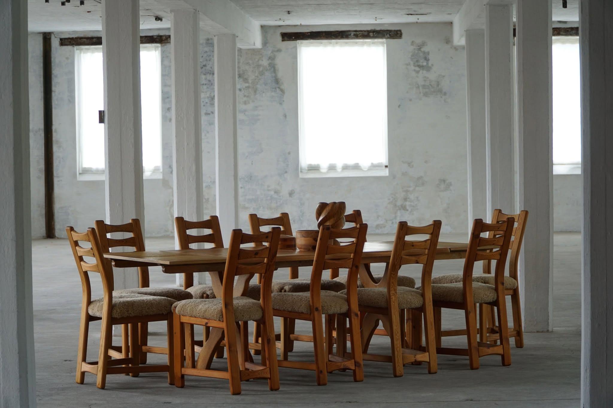 Ensemble de 12 chaises brutalistes en pin et laine d'agneau de mouton, danoises modernes, 1970 en vente 12