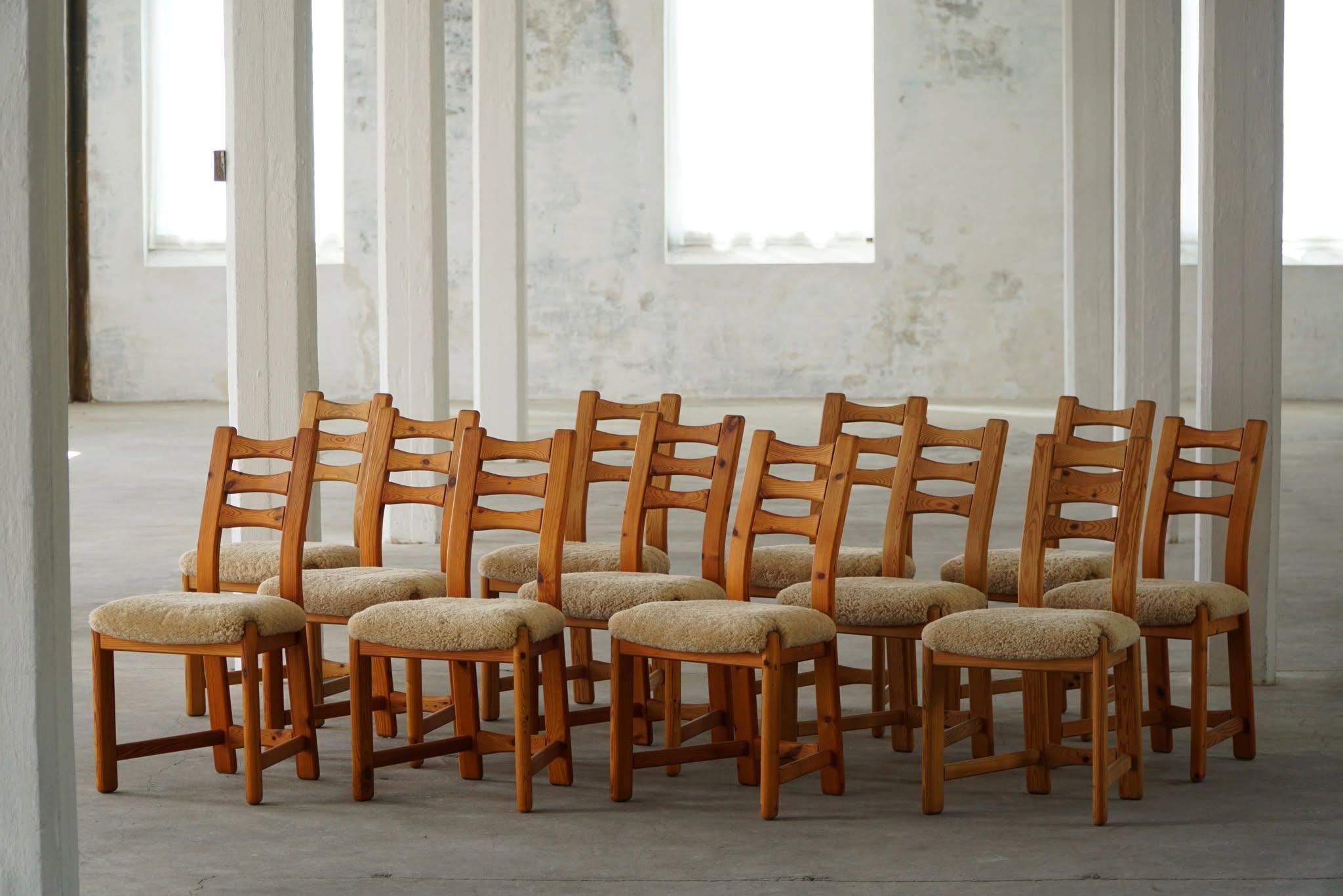 Ensemble de 12 chaises de salle à manger sculpturales en pin massif, avec des sièges rembourrés en laine d'agneau de grande qualité. Fabriqué par Finsdahl Møbelfabrik, Danemark, dans les années 1970. Ces chaises brutalistes donnent une impression