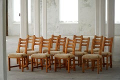 Set di 12 sedie brutaliste in pino e lana d'agnello shearling, Modernità danese, anni '70