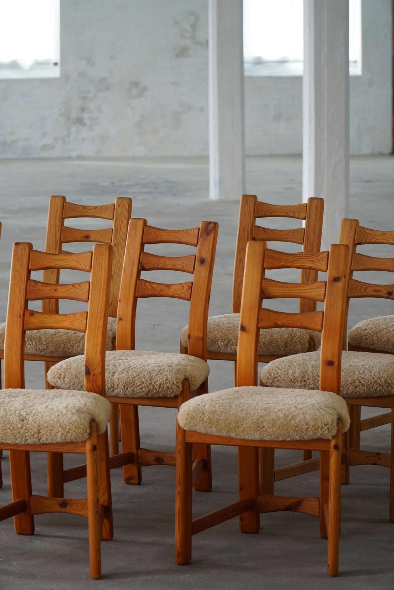 Scandinave moderne Ensemble de 12 chaises brutalistes en pin et laine d'agneau de mouton, danoises modernes, 1970 en vente