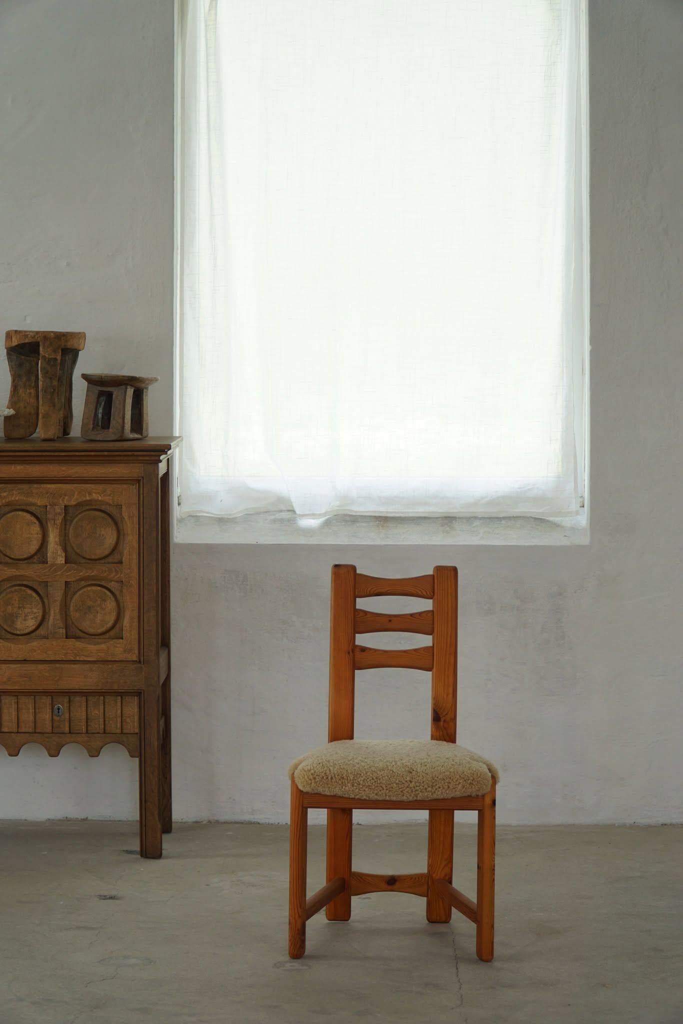Danois Ensemble de 12 chaises brutalistes en pin et laine d'agneau de mouton, danoises modernes, 1970 en vente