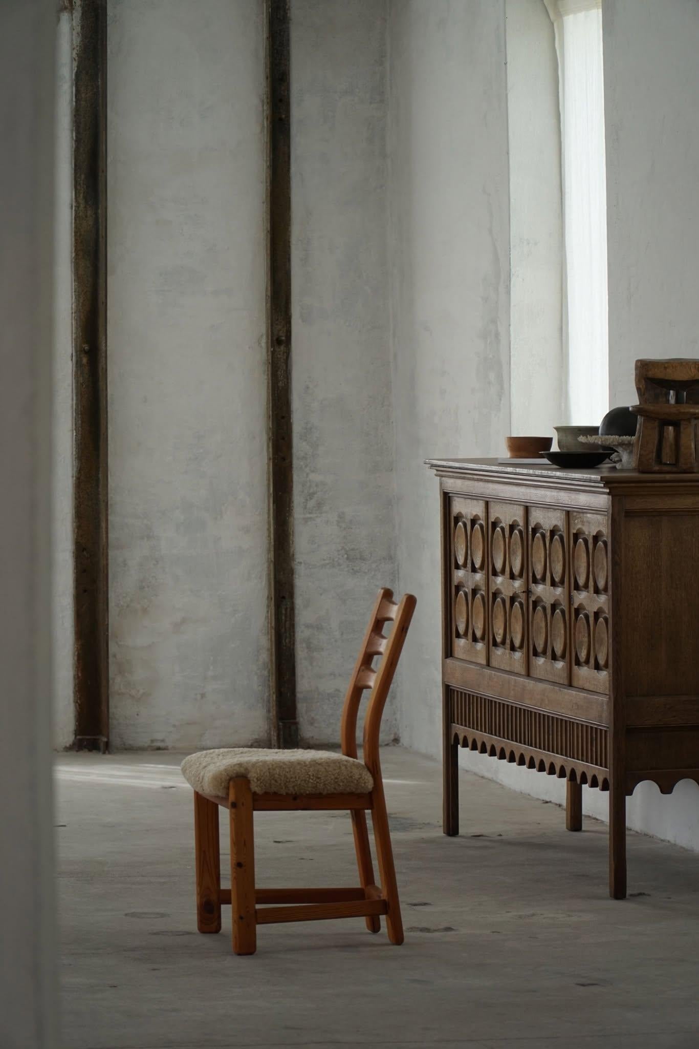 Ensemble de 12 chaises brutalistes en pin et laine d'agneau de mouton, danoises modernes, 1970 Bon état - En vente à Odense, DK
