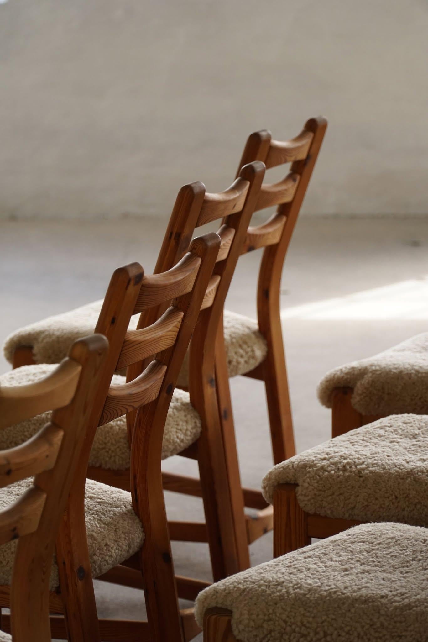 Laine Ensemble de 12 chaises brutalistes en pin et laine d'agneau de mouton, danoises modernes, 1970 en vente