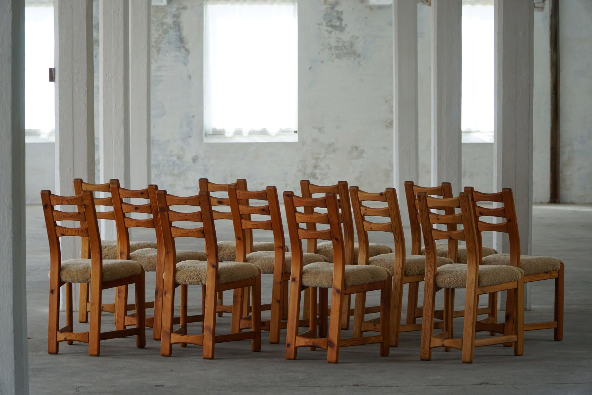 Ensemble de 12 chaises brutalistes en pin et laine d'agneau de mouton, danoises modernes, 1970 en vente 1