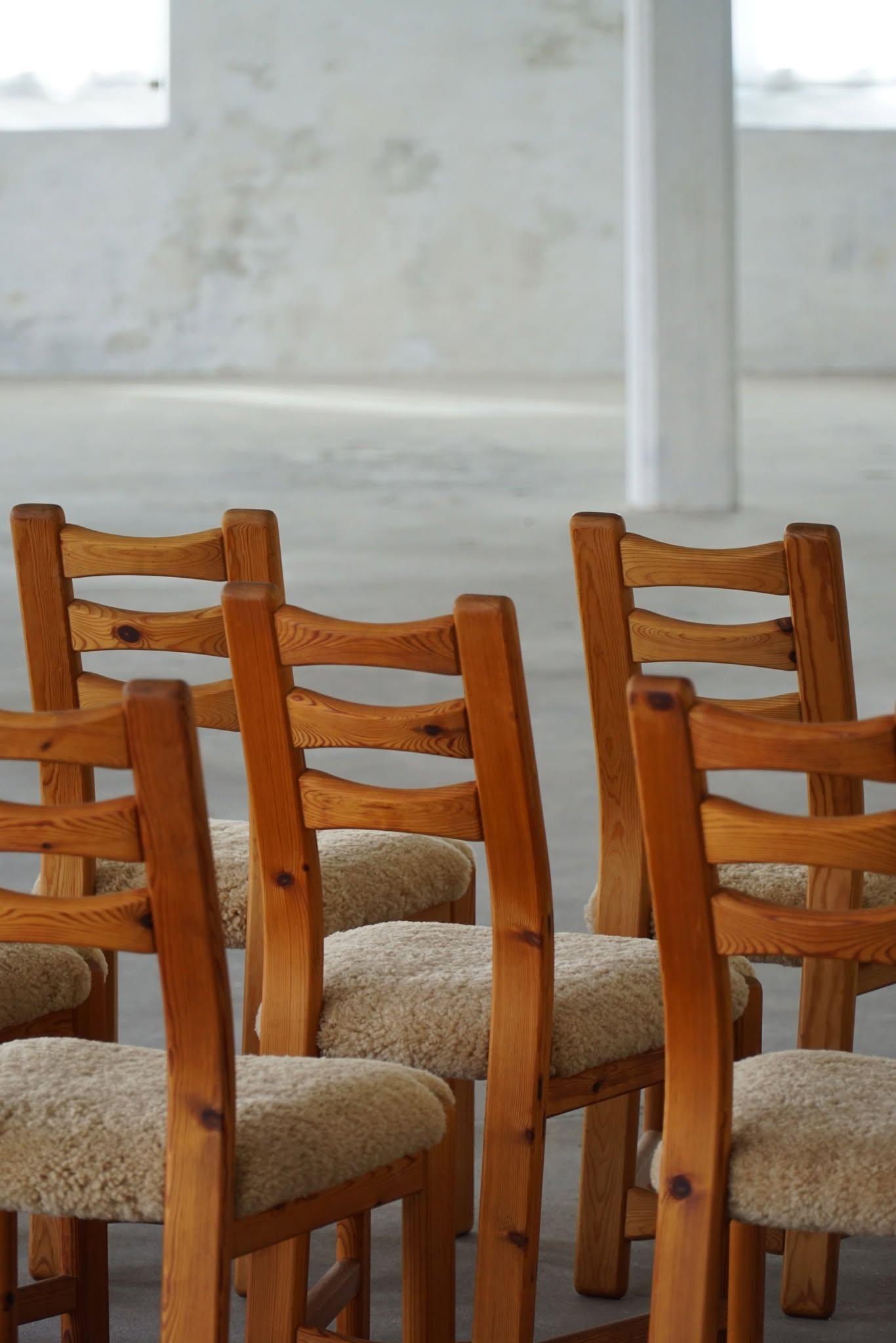 Ensemble de 12 chaises brutalistes en pin et laine d'agneau de mouton, danoises modernes, 1970 en vente 2