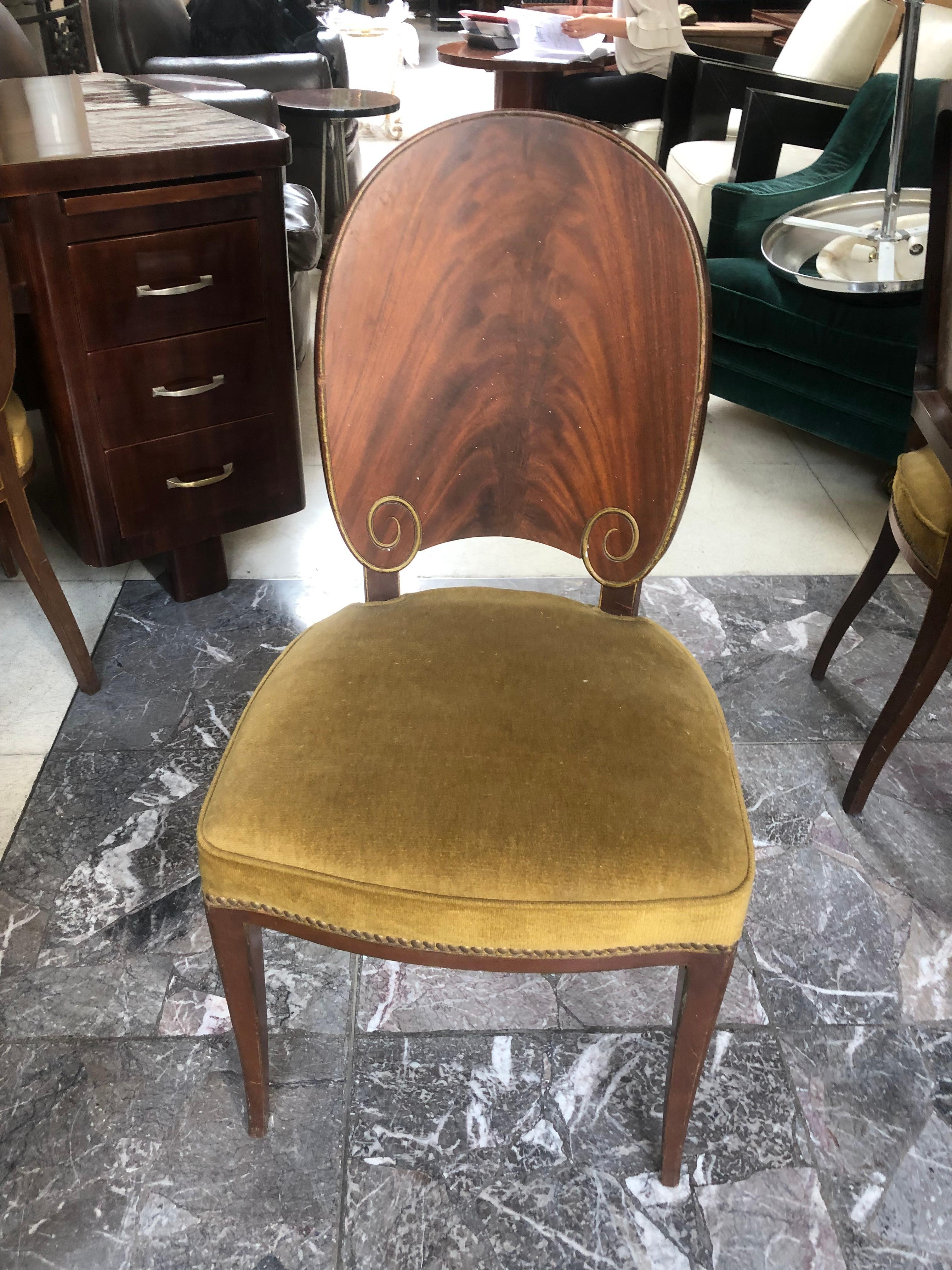 Luxe 12 chaises Art Déco en bois.

Année 1930
Pays : Français
12 chaises élégantes et sophistiquées.
La qualité des chaises et le bois exotique utilisé les rendent uniques. Il s'agit d'une icône de distinction.
Nous sommes spécialisés dans la