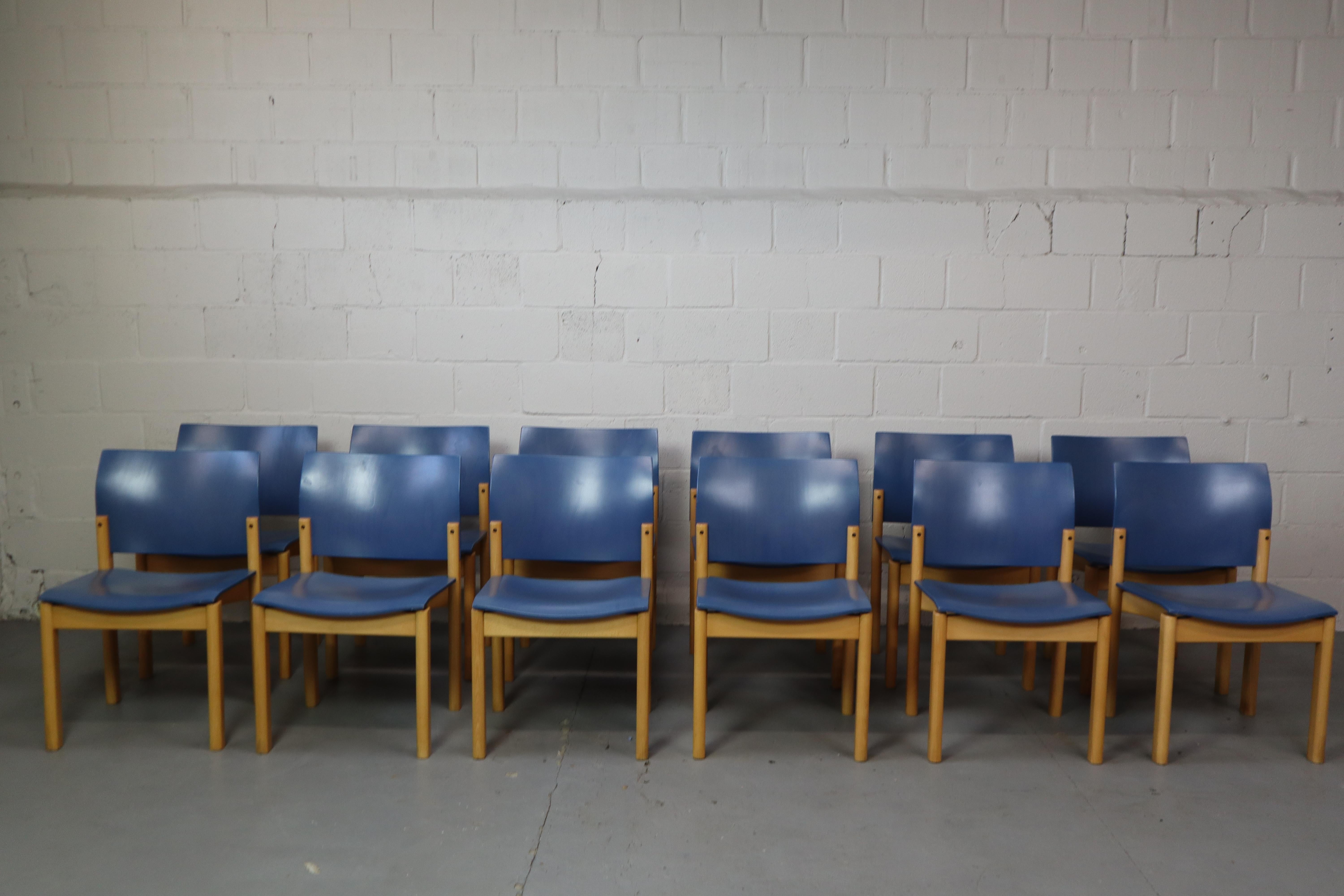 Set of 12 dining chairs by Kusch Co.
2 chairs have some visible scratches in the colored surface. The rest minimal signs of use.
Dxhxl:53x80x49 cm