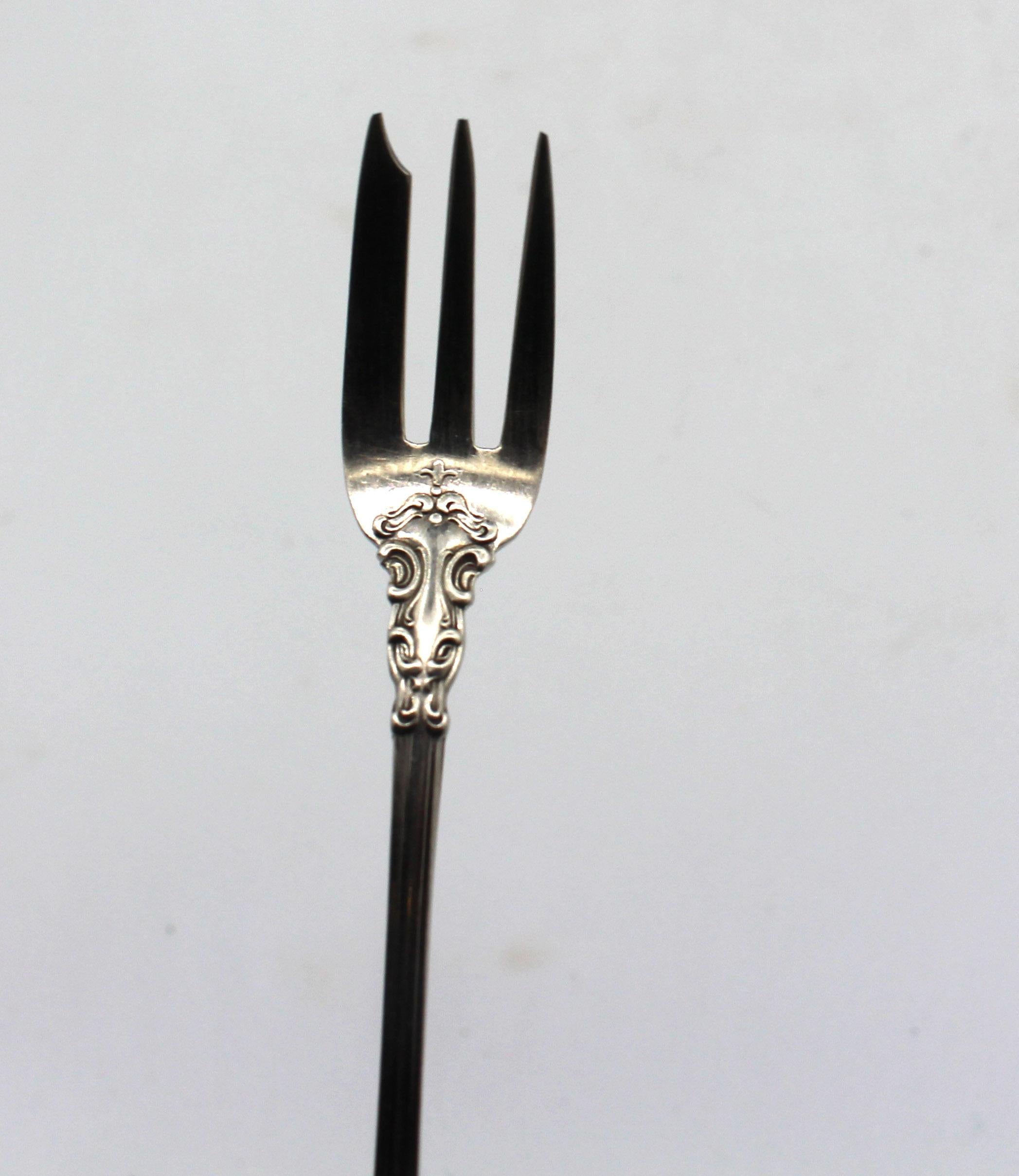 American Set of 12 Chantilly Pattern Sterling Oyster Forks by Gorham, early 20th century For Sale