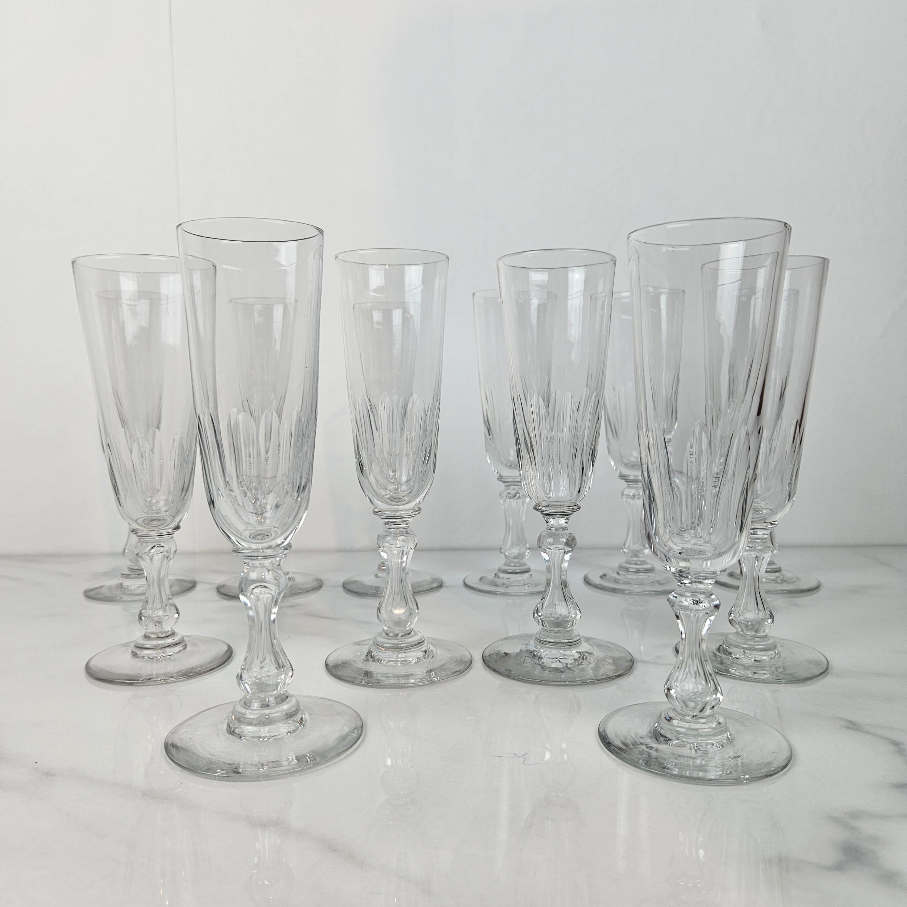 Belle Époque Ensemble de 12 charmantes flûtes à champagne soufflées à la main, vers 1890 en vente