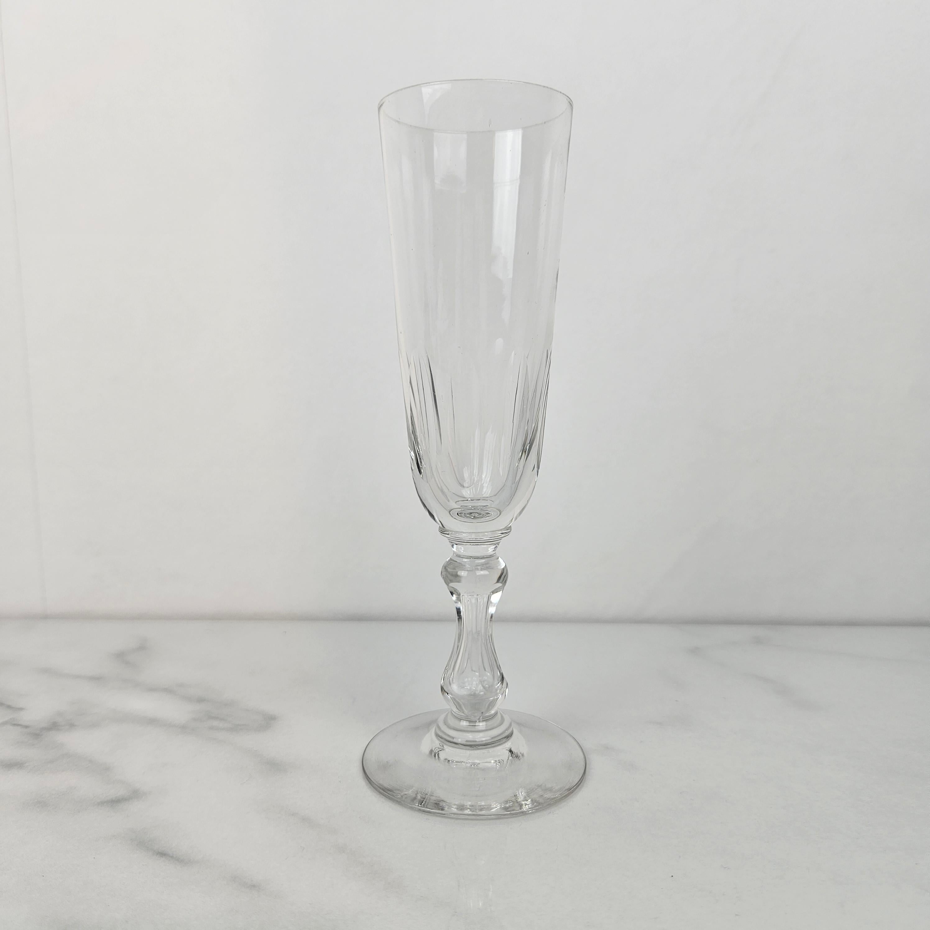 Français Ensemble de 12 charmantes flûtes à champagne soufflées à la main, vers 1890 en vente