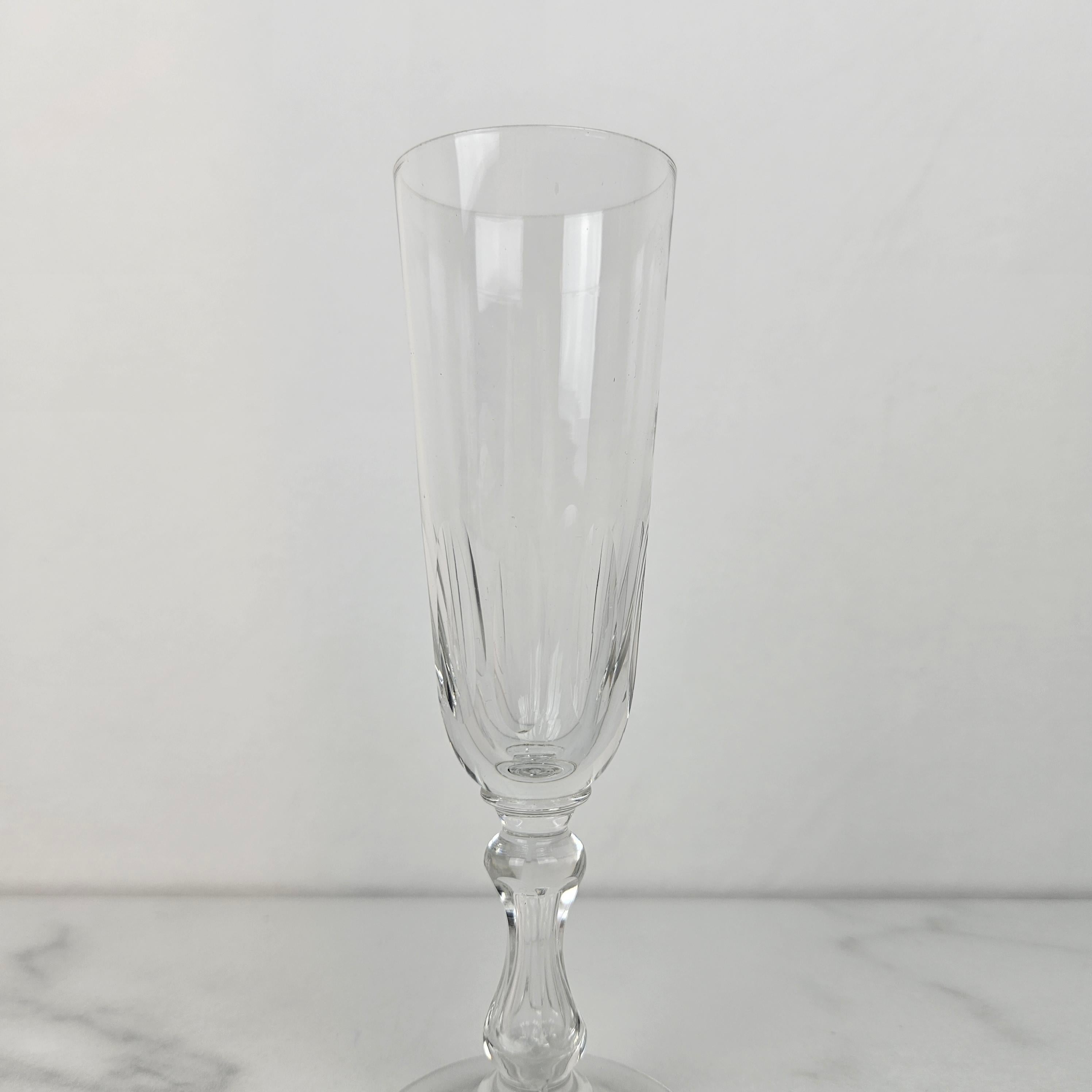 Fait main Ensemble de 12 charmantes flûtes à champagne soufflées à la main, vers 1890 en vente