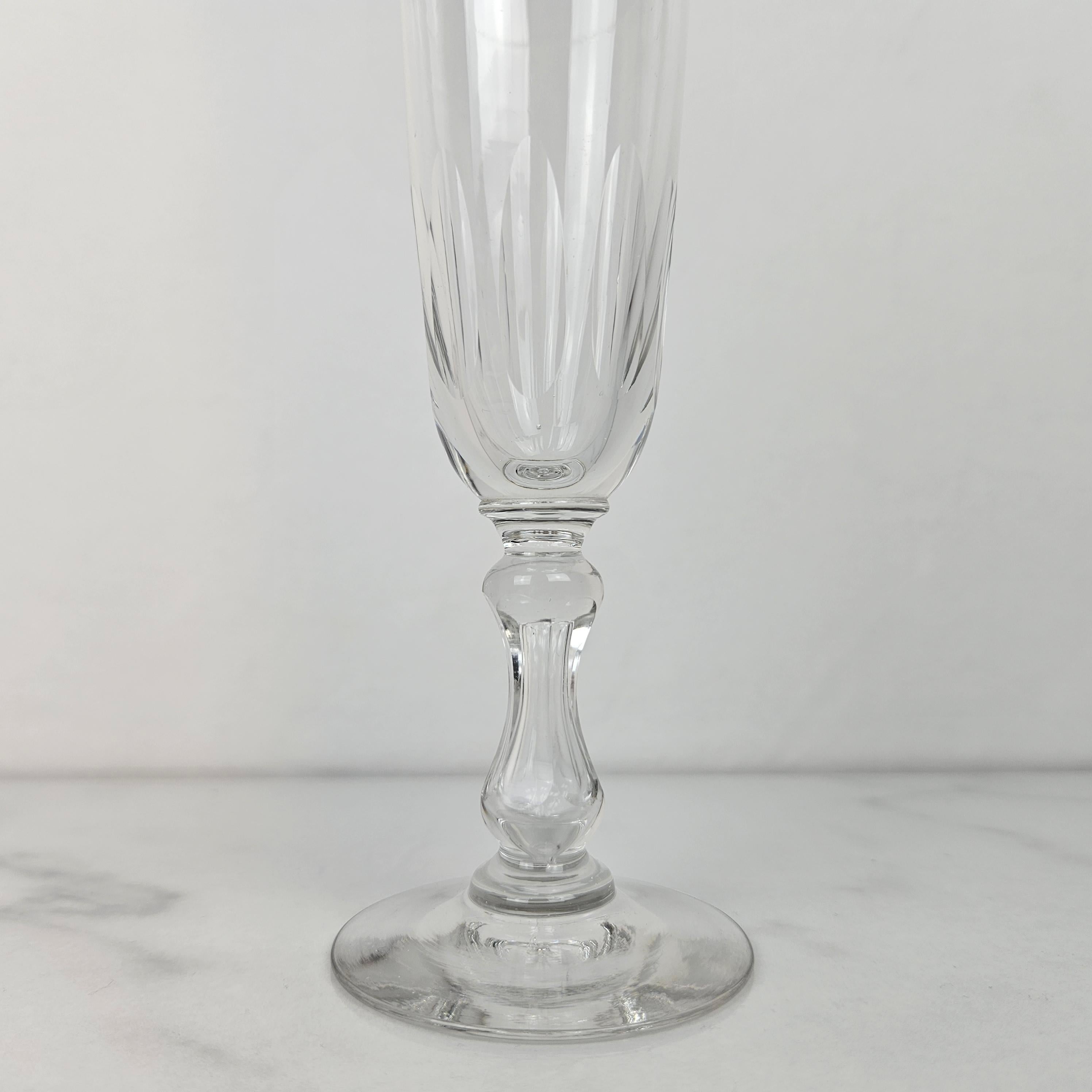 Ensemble de 12 charmantes flûtes à champagne soufflées à la main, vers 1890 Bon état - En vente à Oud Beijerland, NL