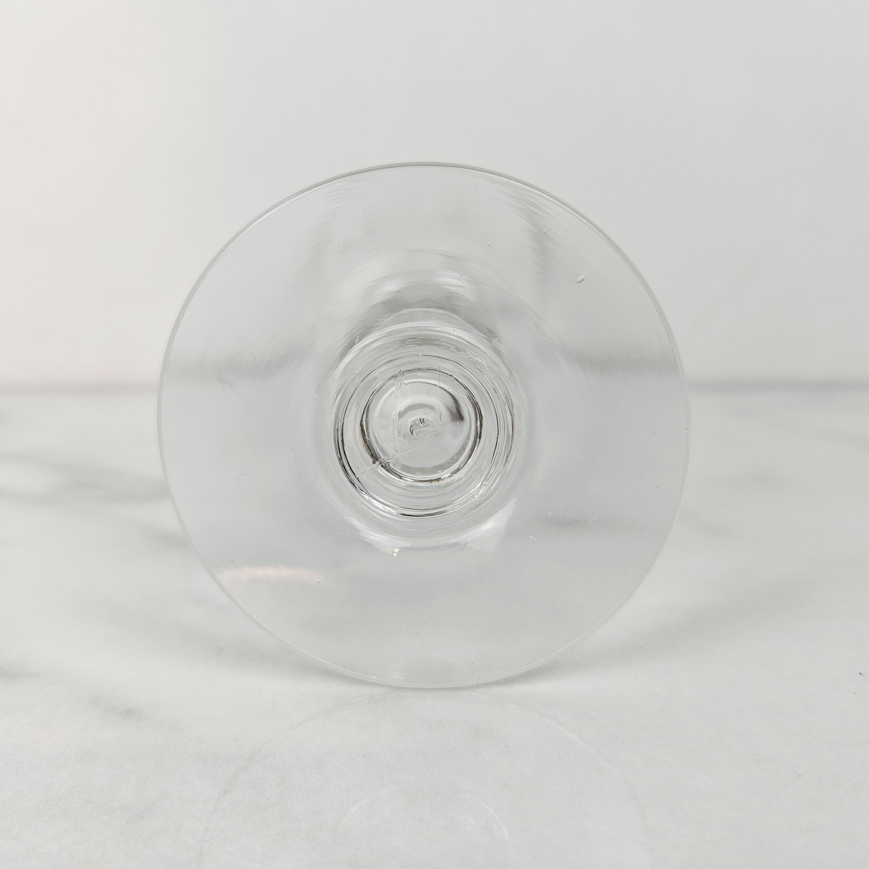 Verre brun Ensemble de 12 charmantes flûtes à champagne soufflées à la main, vers 1890 en vente