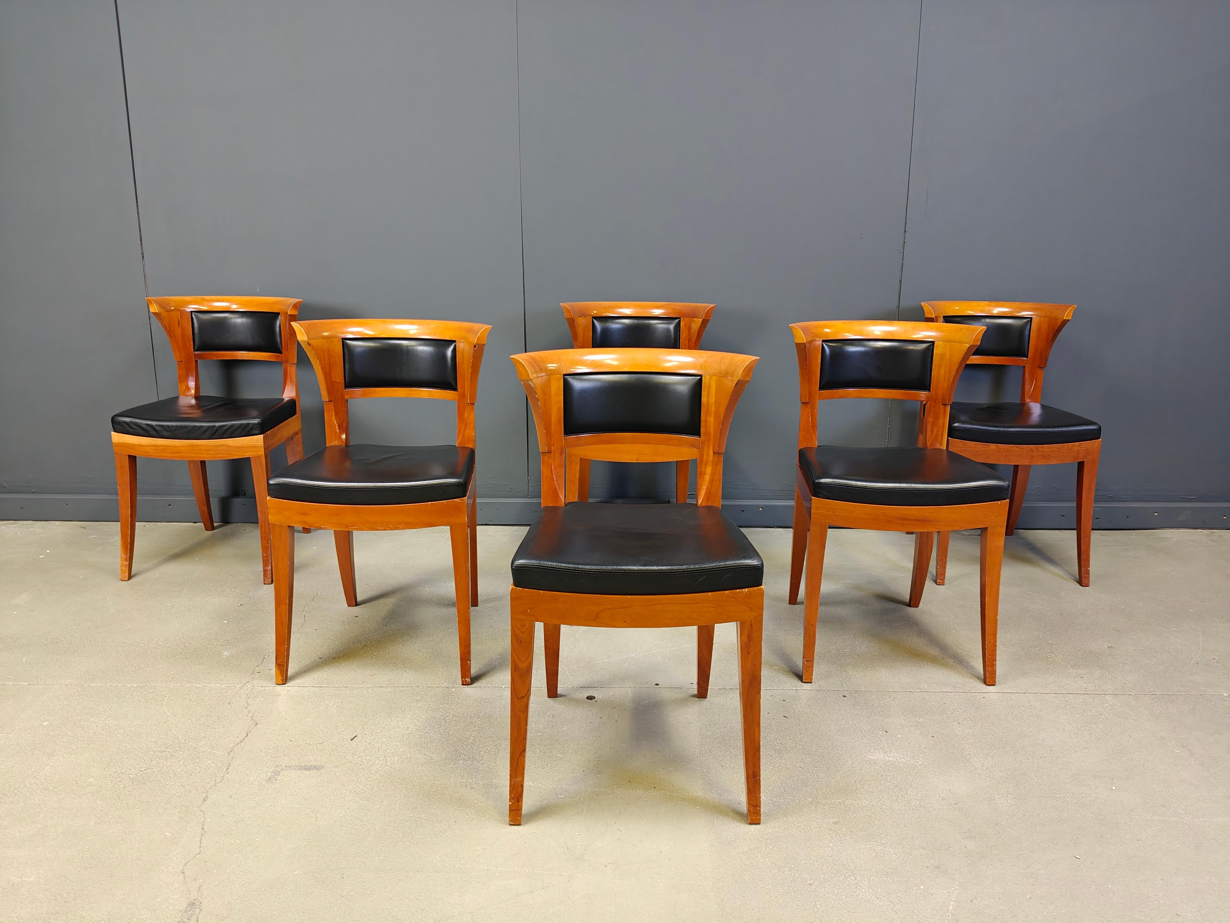 Juego de 12 sillas de comedor de madera de cerezo de Leon Krier Modelo Sella Media de Giorgetti en venta 3