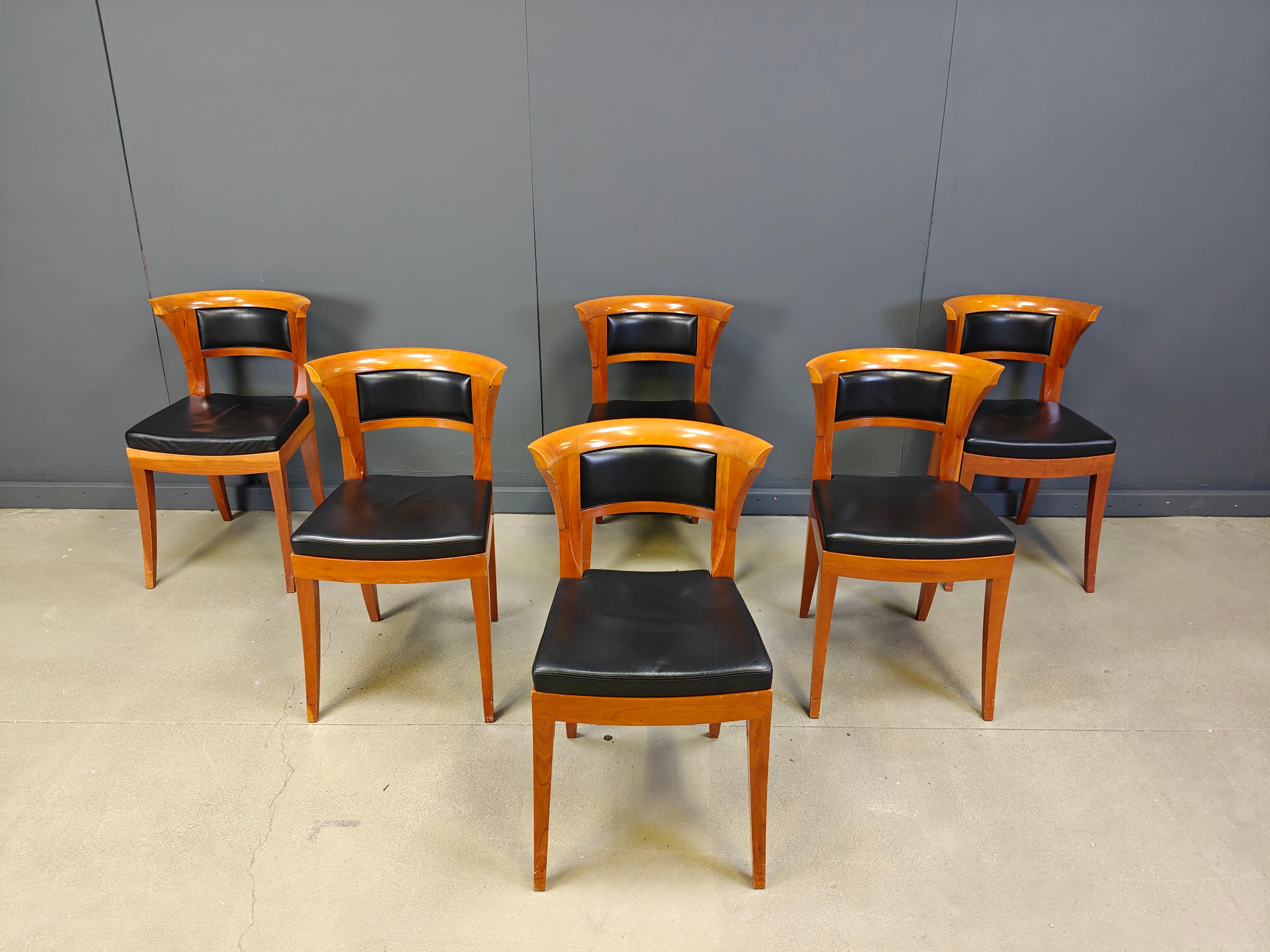 Juego de 12 sillas de comedor de madera de cerezo de Leon Krier Modelo Sella Media de Giorgetti en venta 4