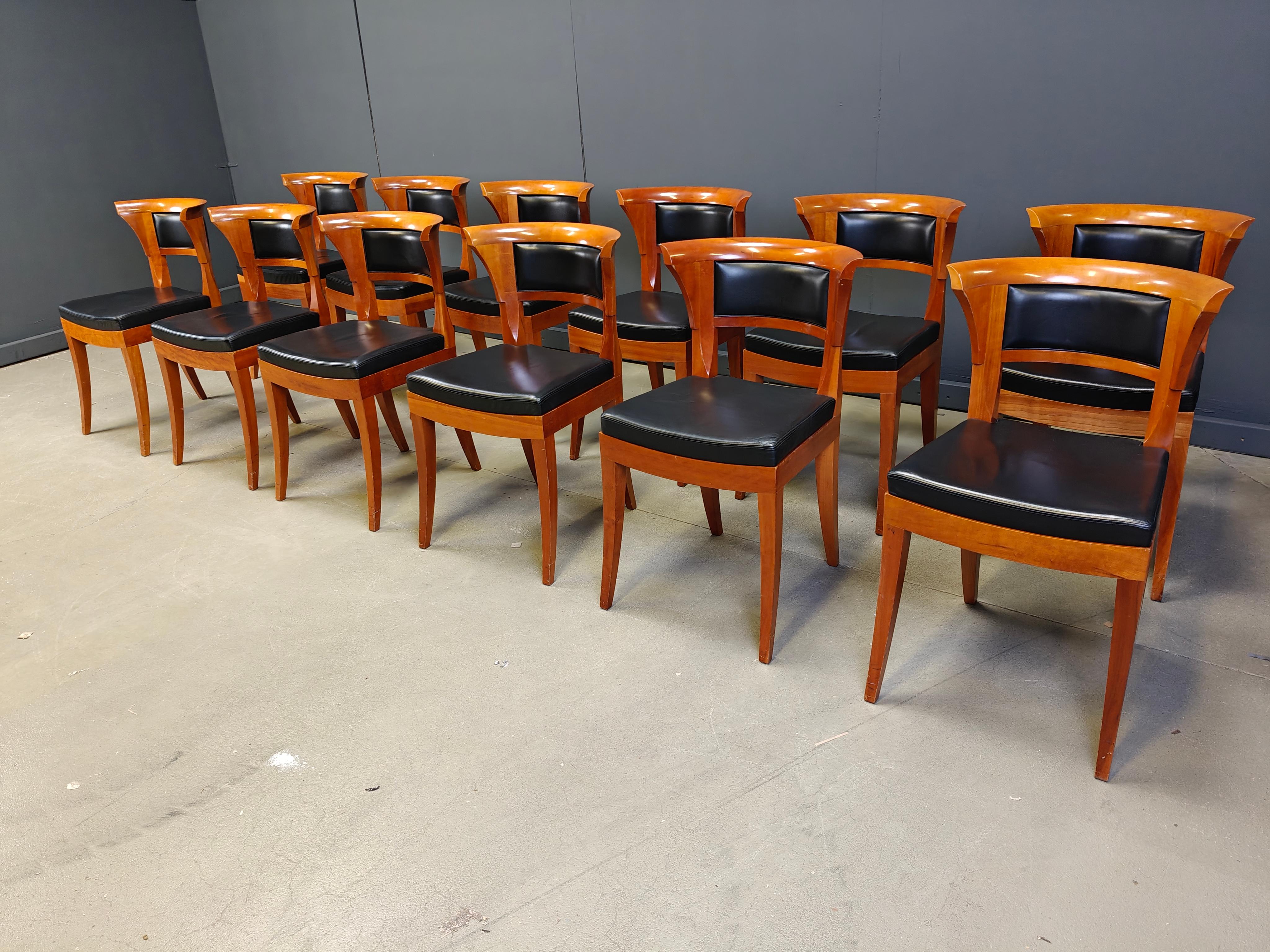 Juego de 12 sillas de comedor de madera de cerezo de Leon Krier Modelo Sella Media de Giorgetti en venta 6