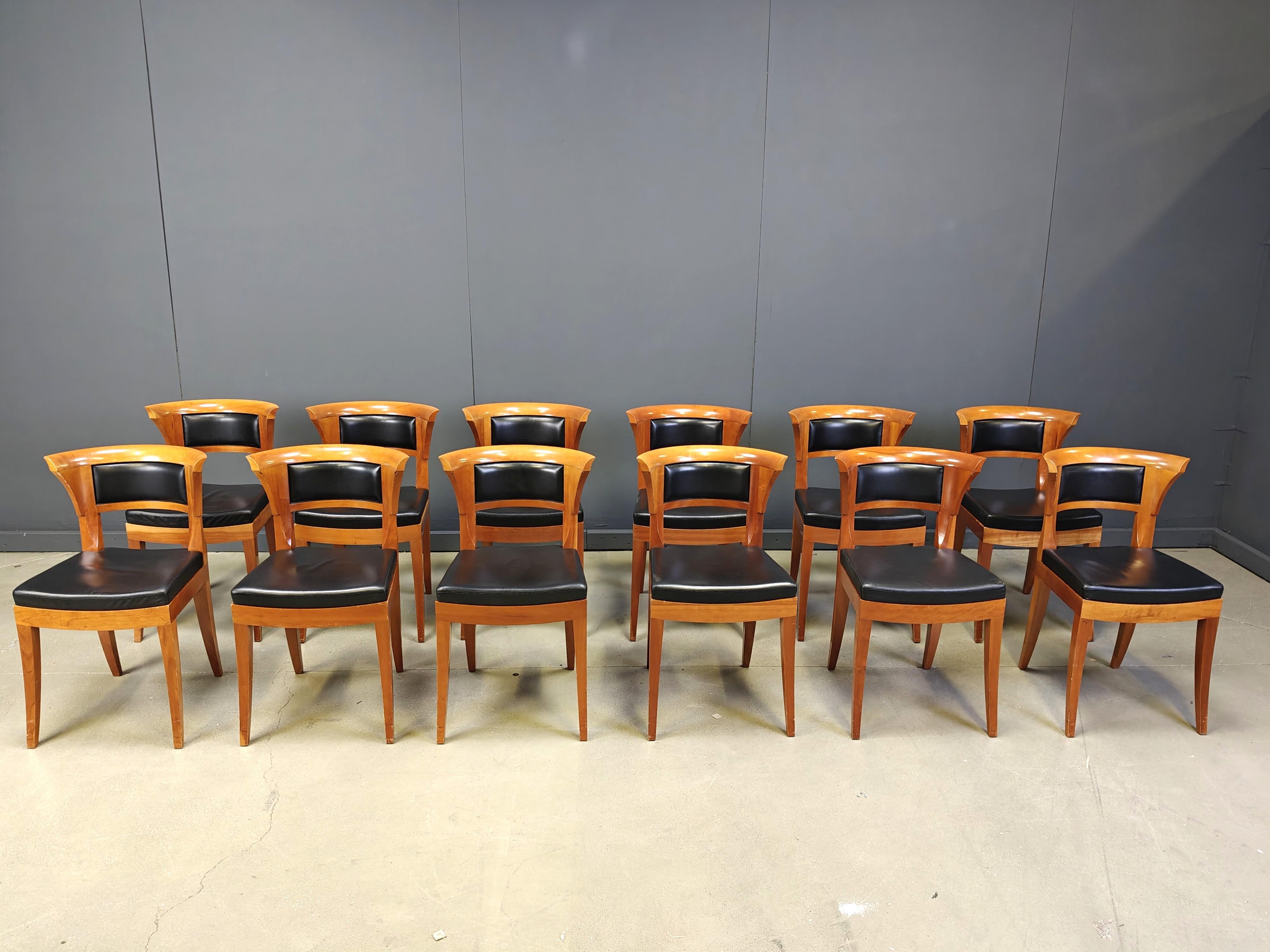Juego de 12 sillas de comedor de madera de cerezo de Leon Krier Modelo Sella Media de Giorgetti en venta 7