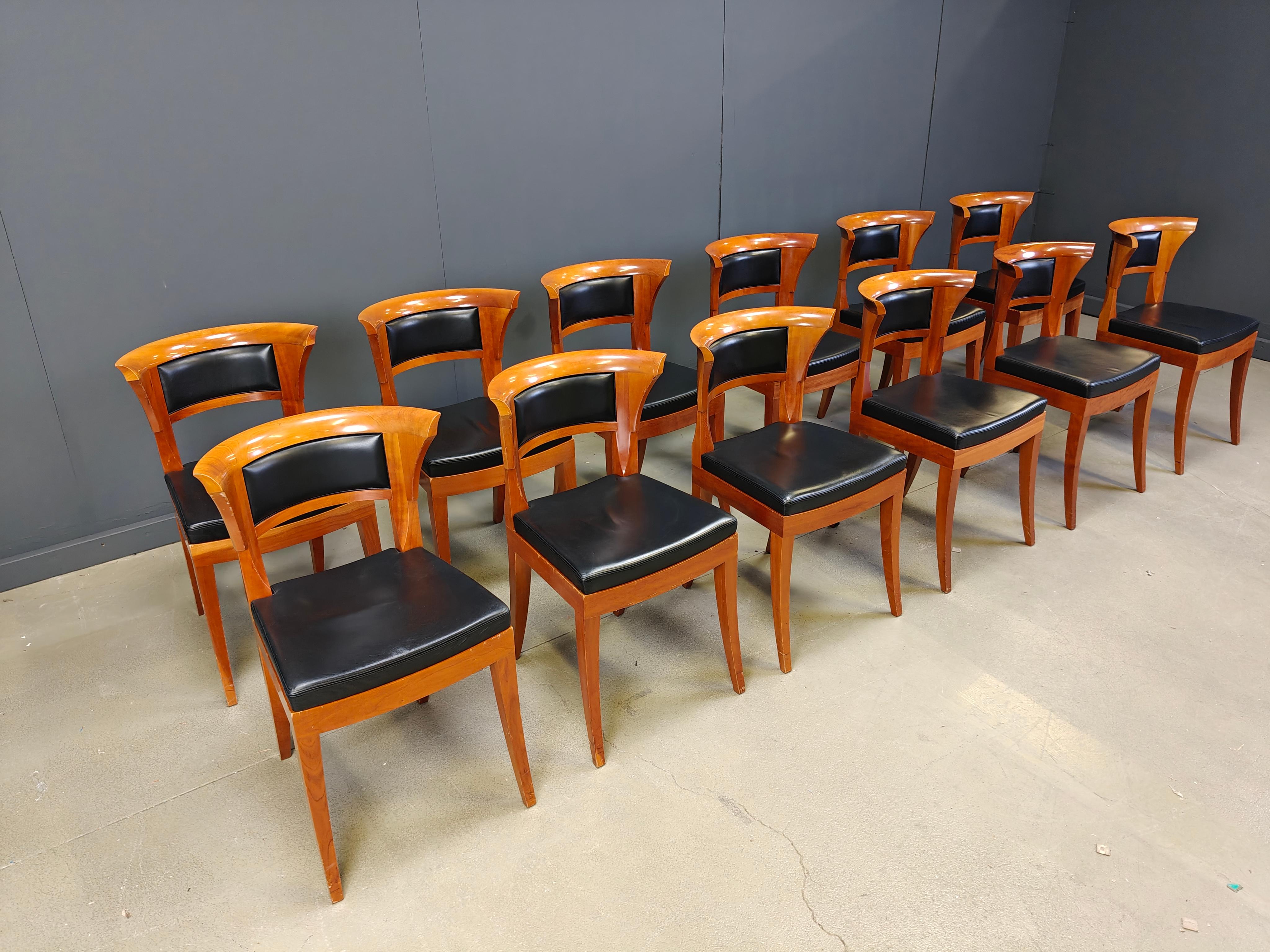 Juego de 12 sillas de comedor de madera de cerezo de Leon Krier Modelo Sella Media de Giorgetti en venta 10