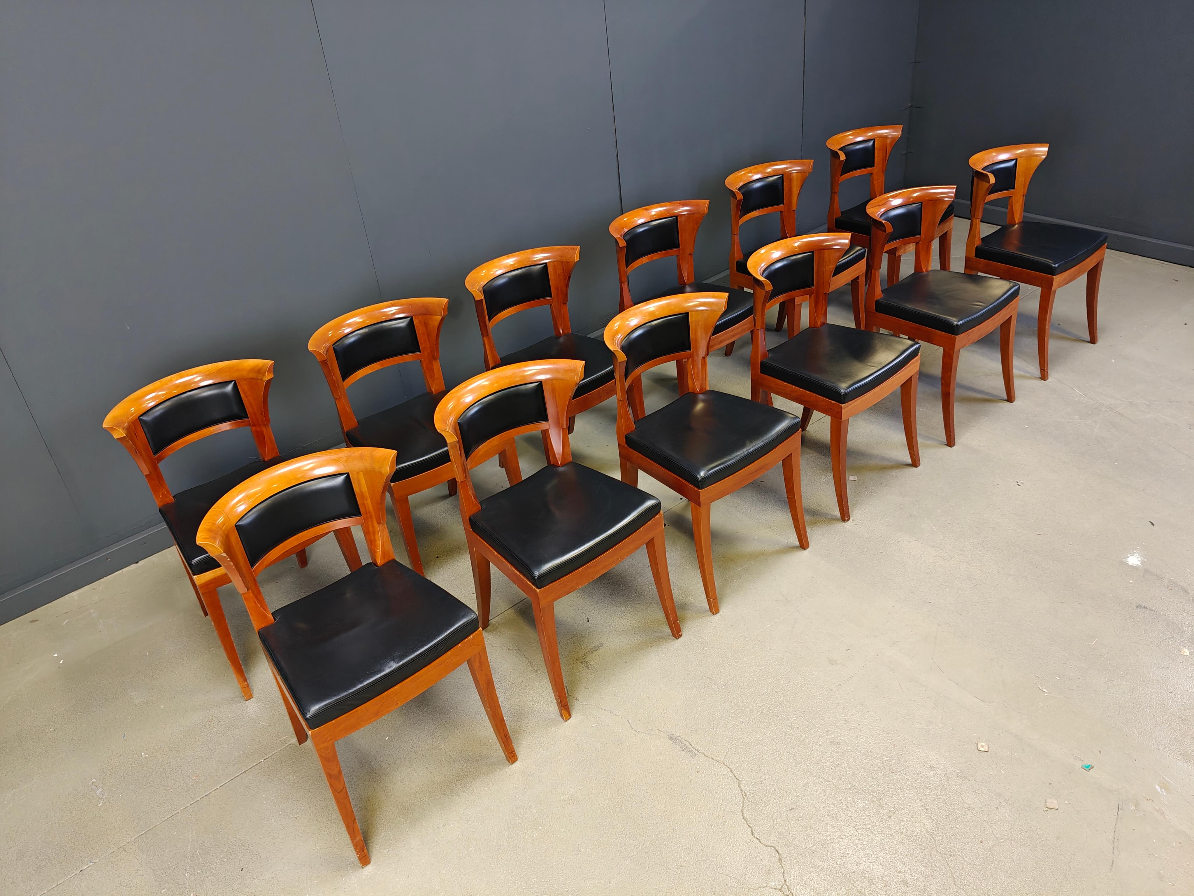 Juego de 12 sillas de comedor de madera de cerezo de Leon Krier Modelo Sella Media de Giorgetti en venta 11