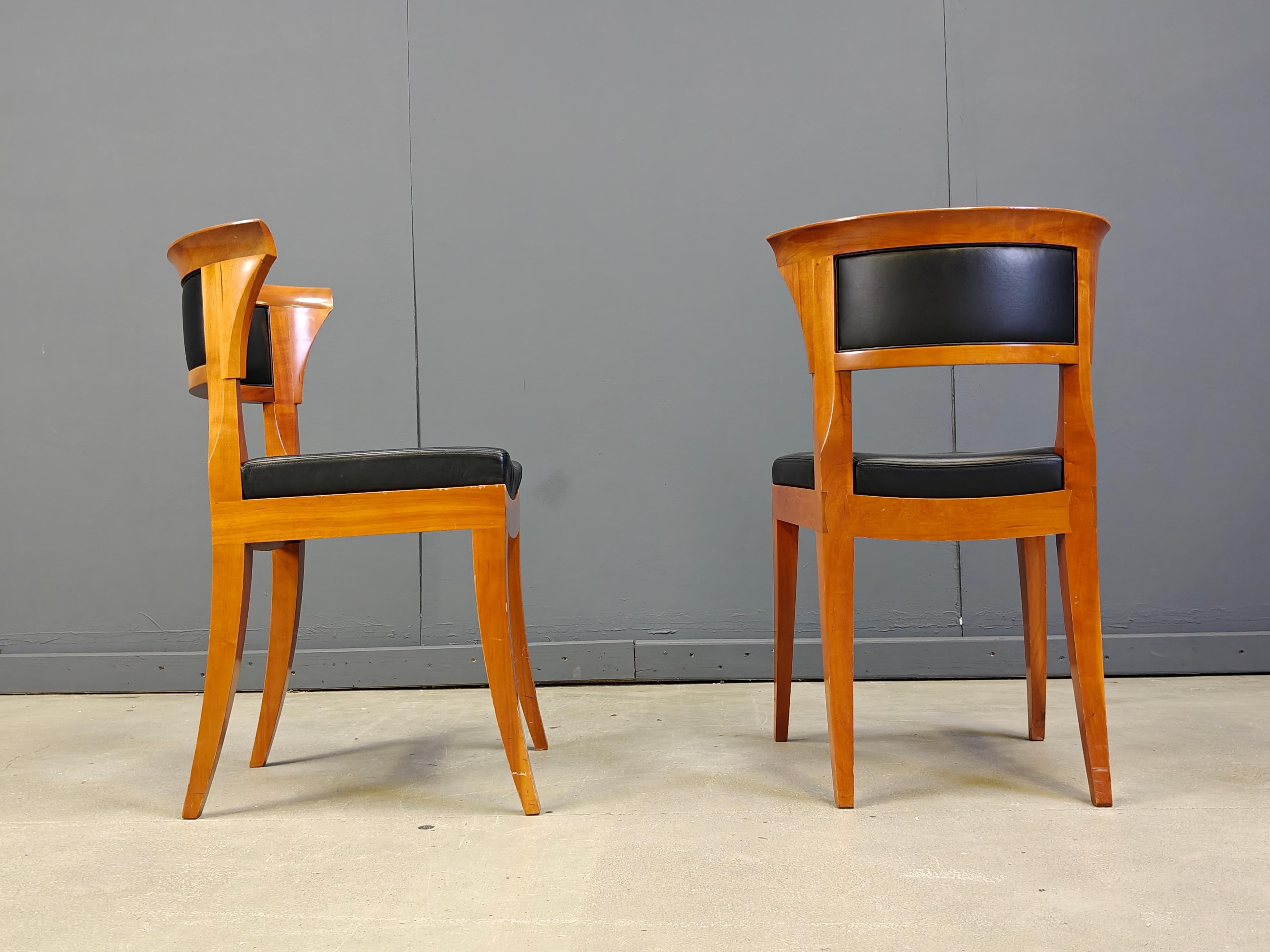 Elegantes sillas de comedor de diseño italiano diseñadas por Léon Krier modelo 'sella media' y producidas por Giorgetti.

Las sillas tienen un armazón de madera de cerezo de alta calidad y están tapizadas con fina piel negra.

Las líneas elegantes,