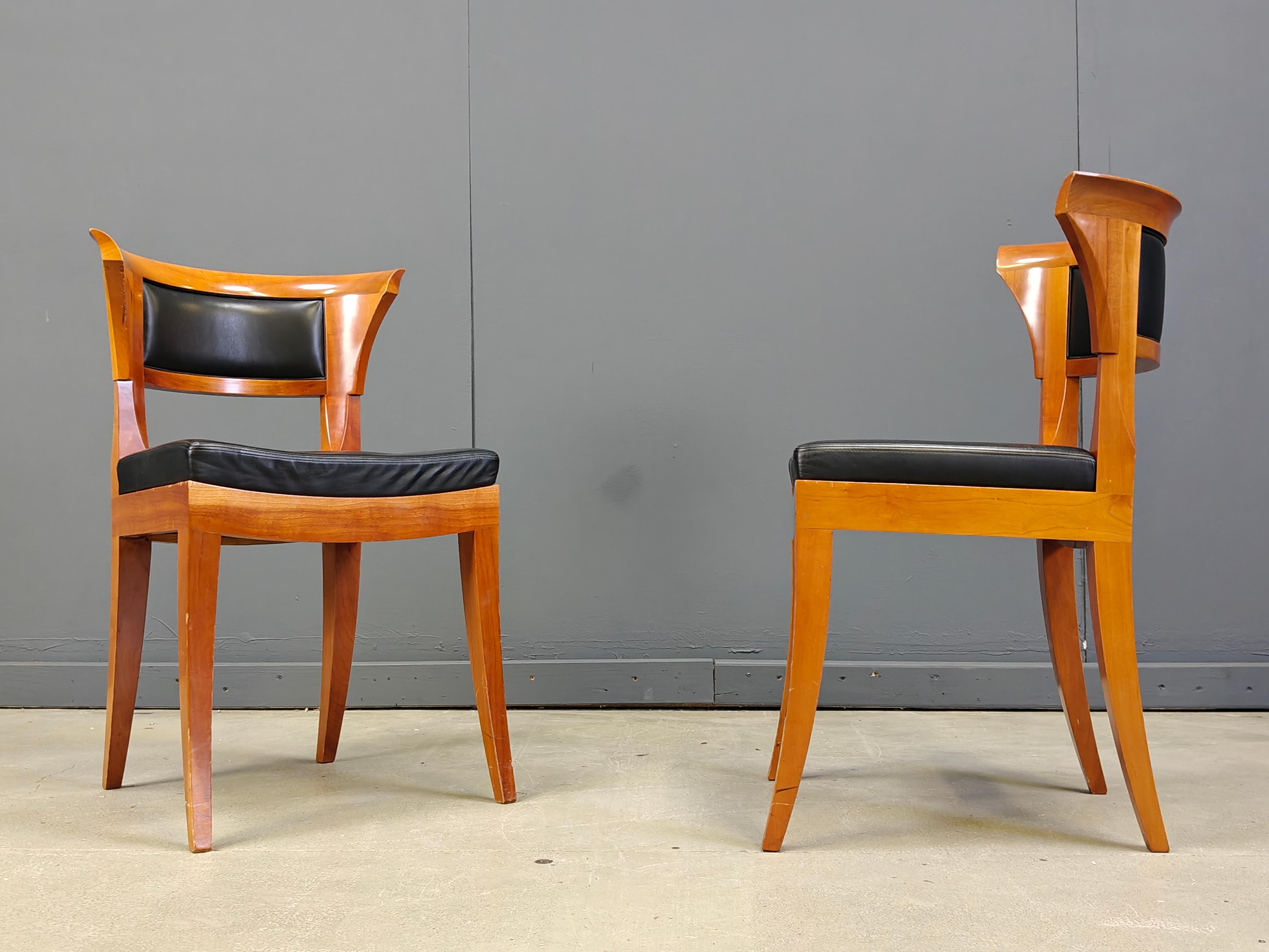 Juego de 12 sillas de comedor de madera de cerezo de Leon Krier Modelo Sella Media de Giorgetti Neoclásico en venta