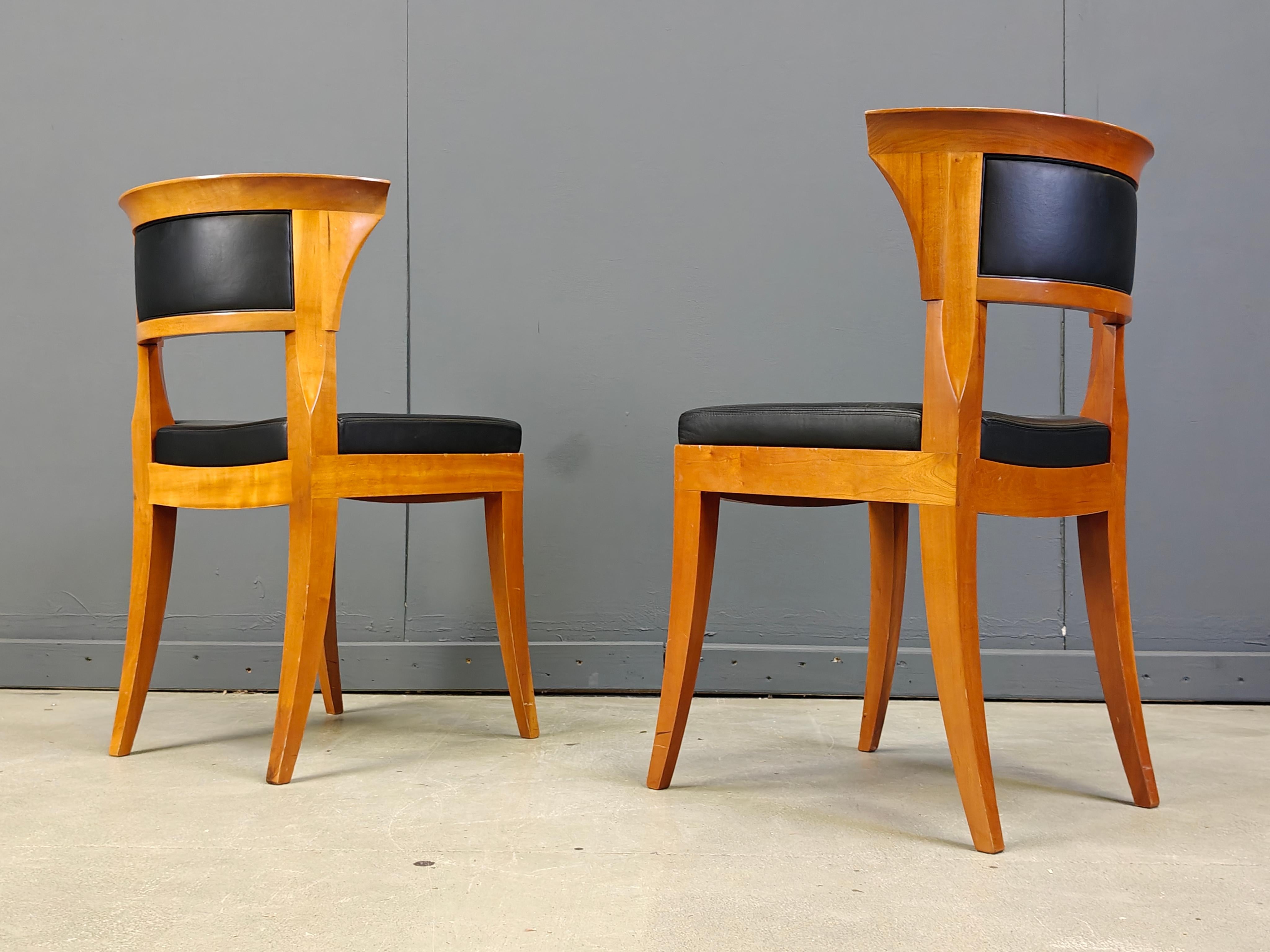 Juego de 12 sillas de comedor de madera de cerezo de Leon Krier Modelo Sella Media de Giorgetti Italiano en venta