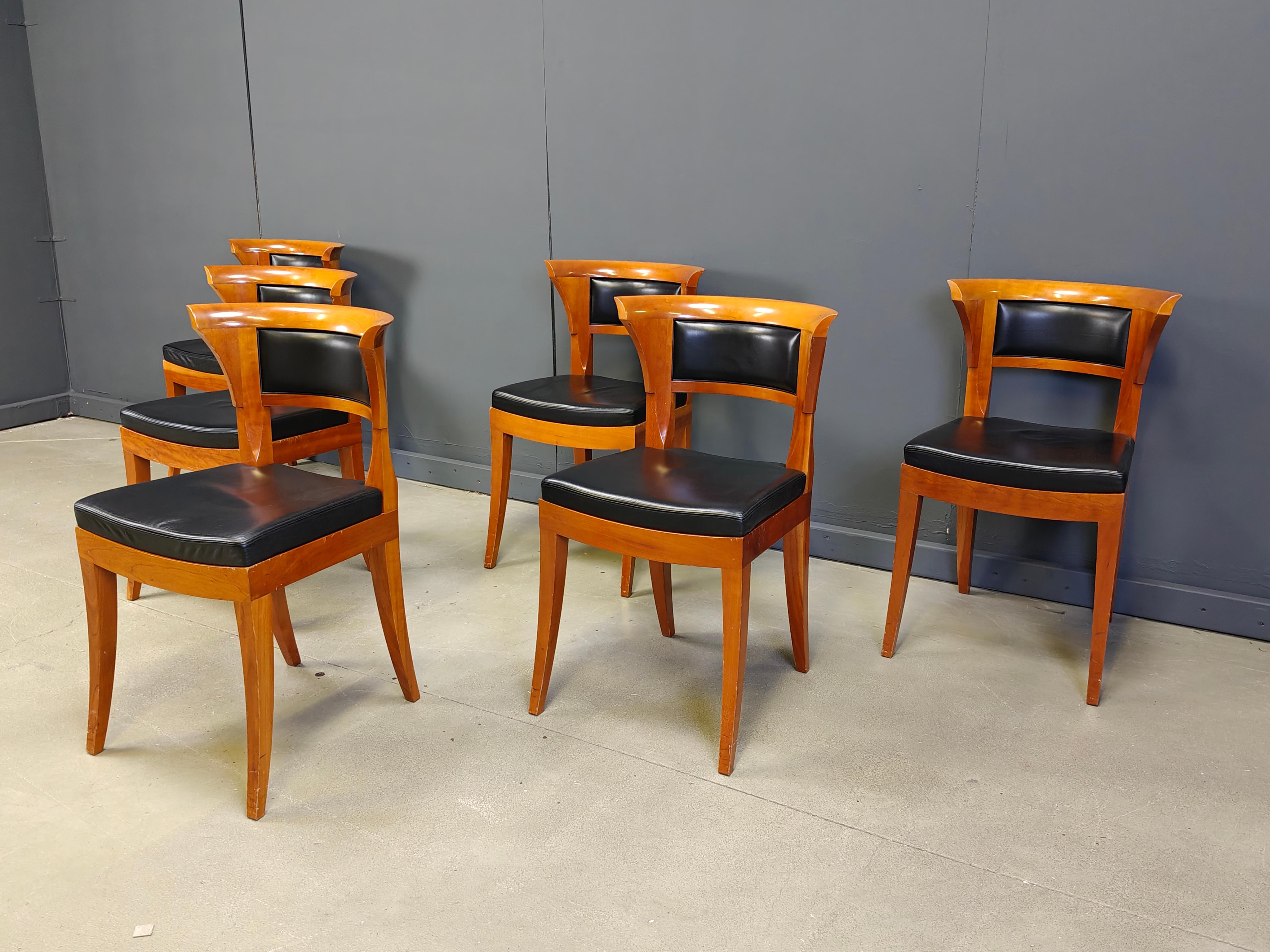 Juego de 12 sillas de comedor de madera de cerezo de Leon Krier Modelo Sella Media de Giorgetti Cuero en venta