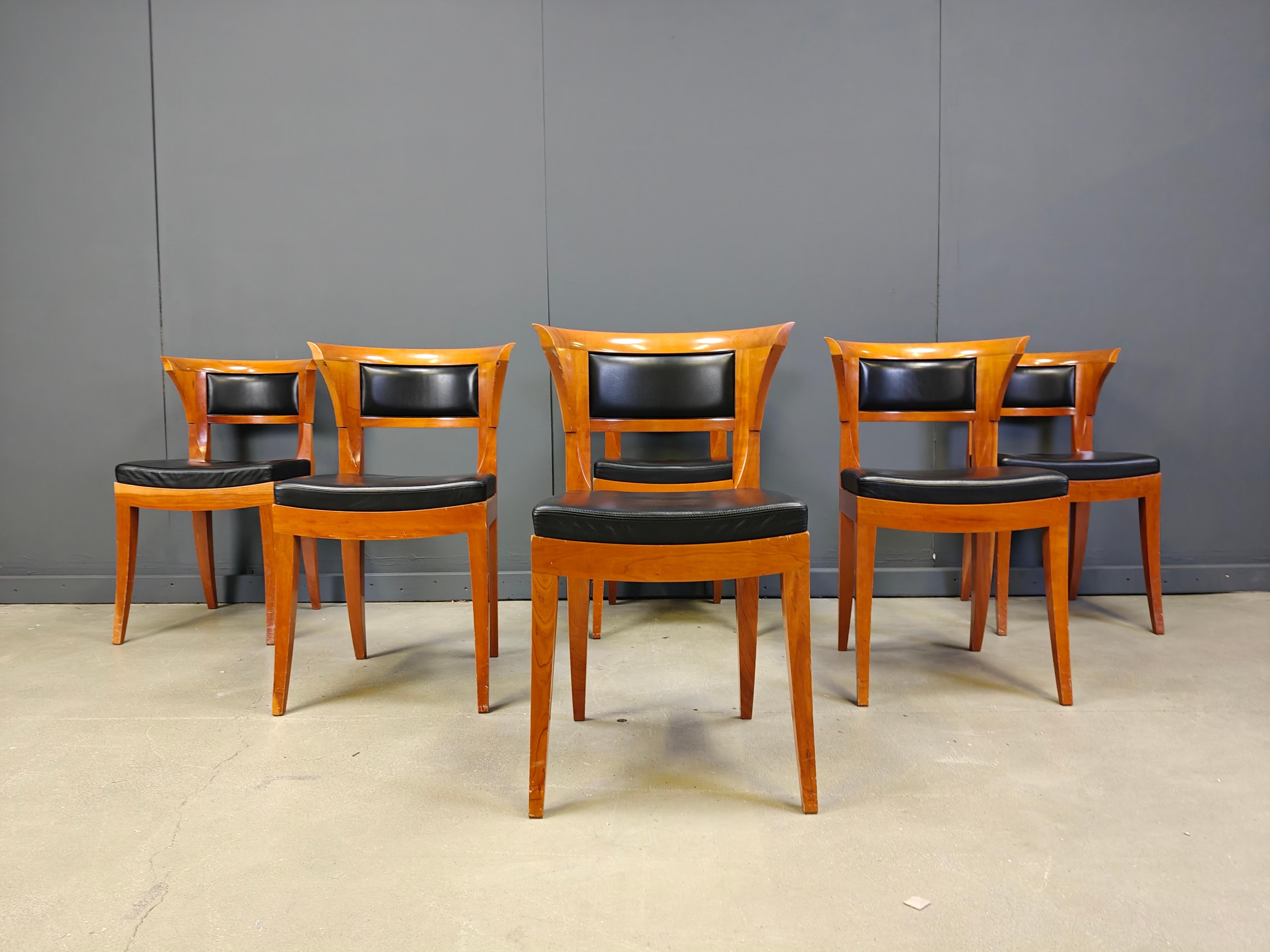 Juego de 12 sillas de comedor de madera de cerezo de Leon Krier Modelo Sella Media de Giorgetti en venta 2