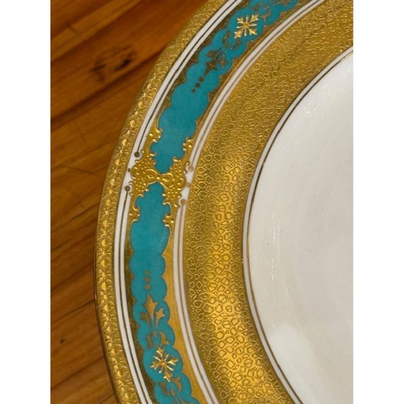 Precioso juego de 12 platos llanos antiguos de porcelana inglesa de Coalport Porcelain con incrustaciones de turquesa y oro. Alrededor de 1920. Un toque clásico e intemporal para un interior refinado. 10,5 pulgadas de diámetro.