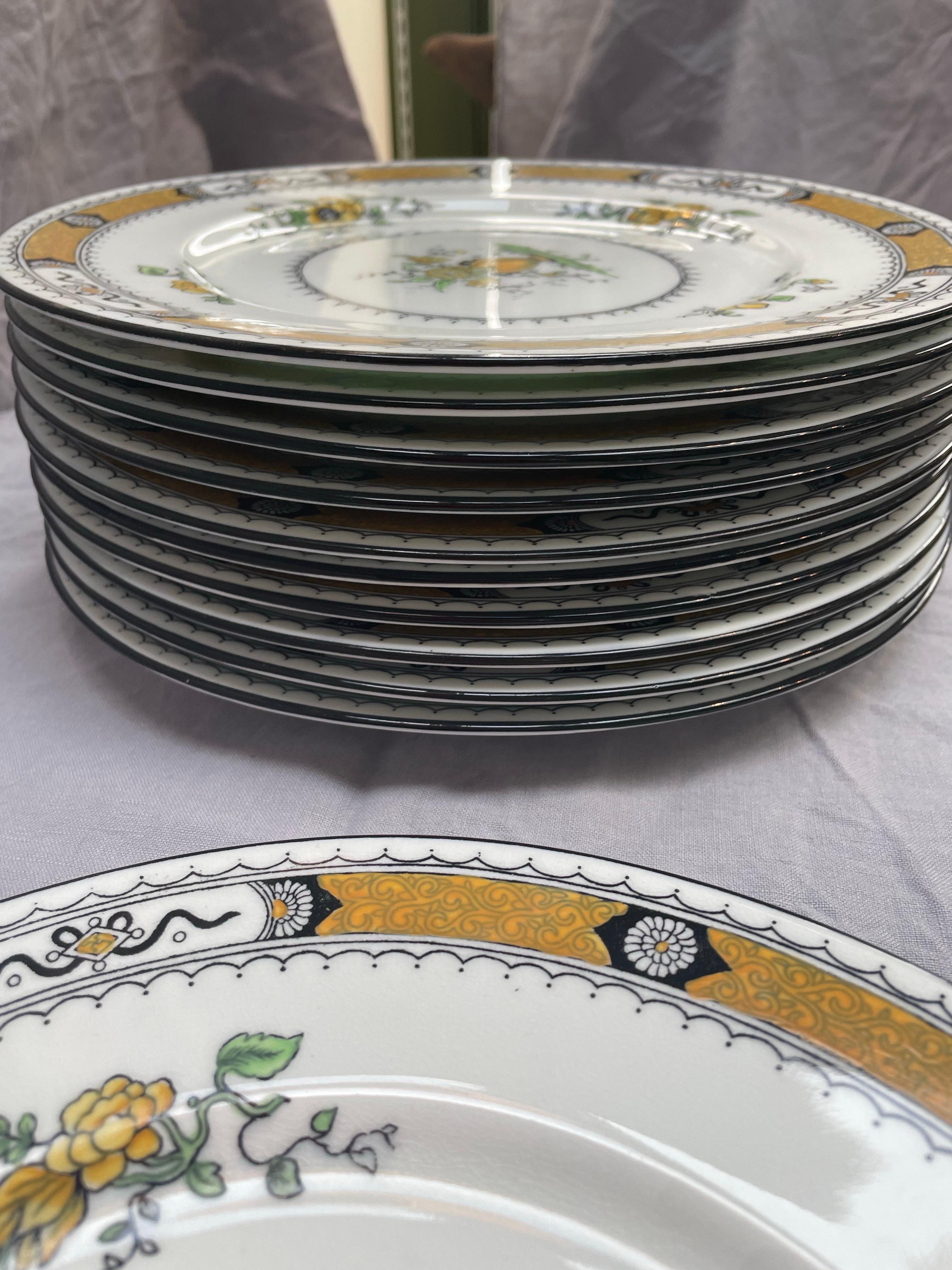 Refinado juego de doce platos llanos de porcelana inglesa de Coalport, modelo 