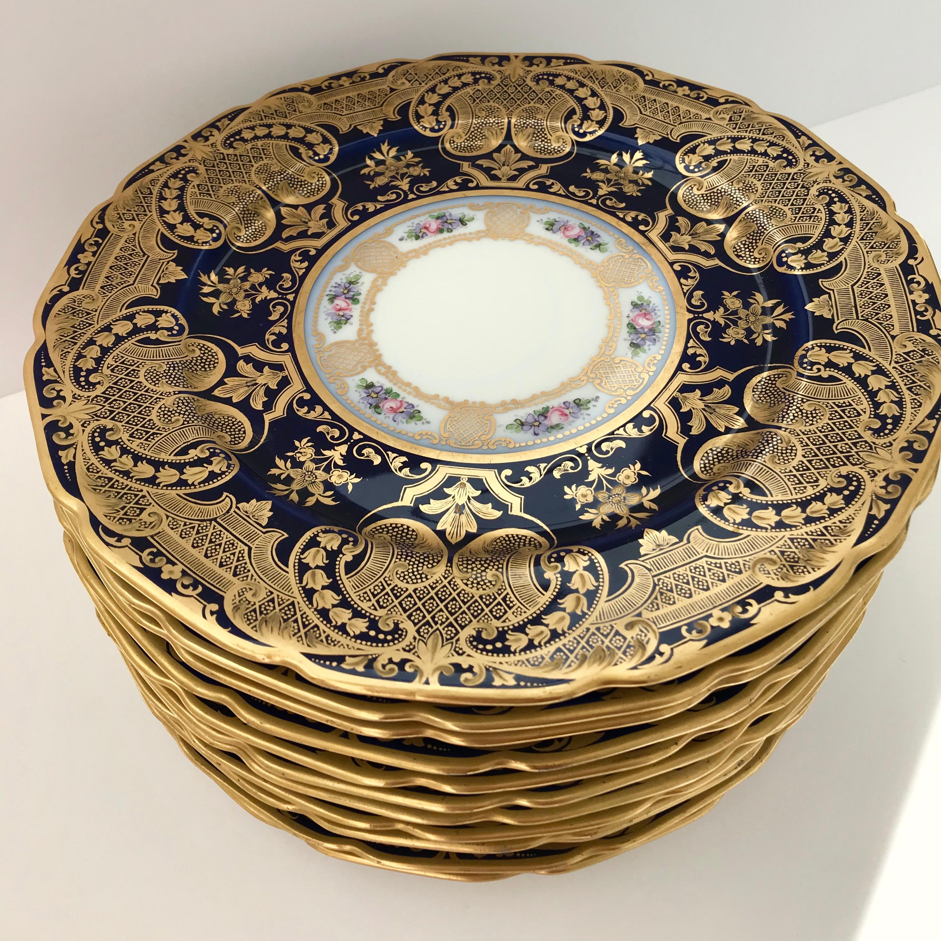 Hand-Painted Set of 12 Cobalt and Gilt Limoges Dinner Plates in Arabesque Design, circa 1900 For Sale