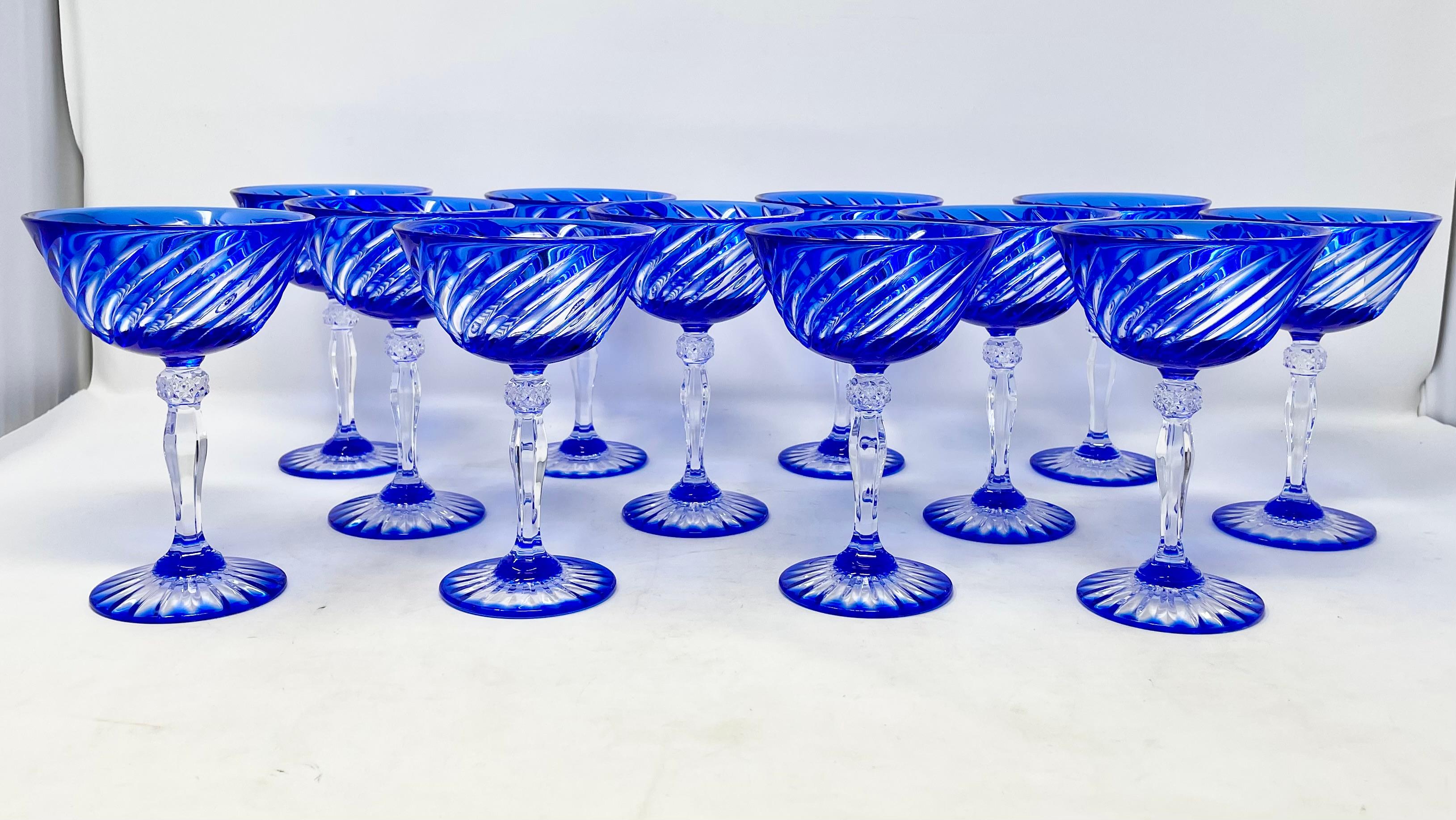 Ensemble de 12 coupes de champagne en cristal bleu cobalt 
