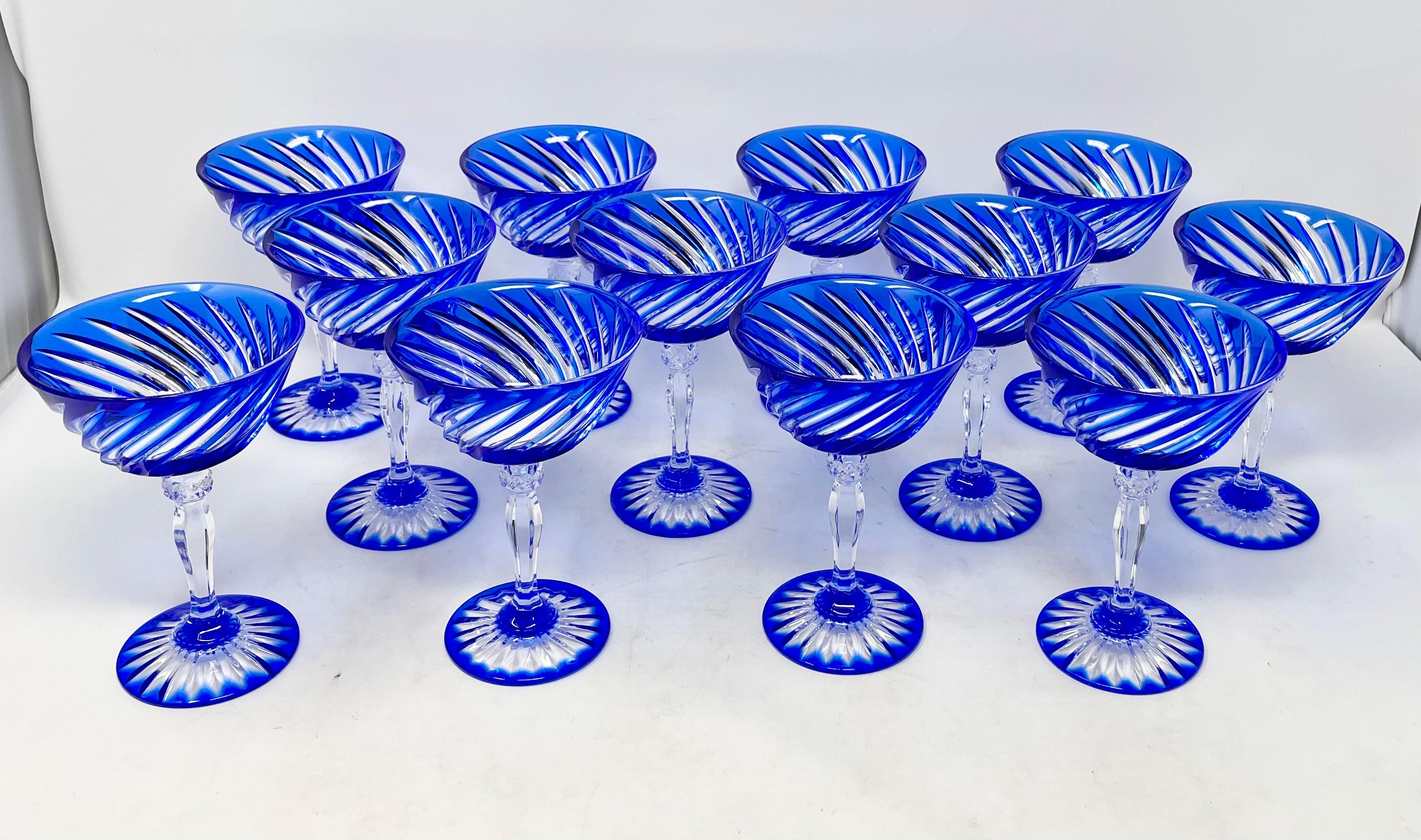 Ensemble de 12 coupes de champagne en cristal bleu cobalt 