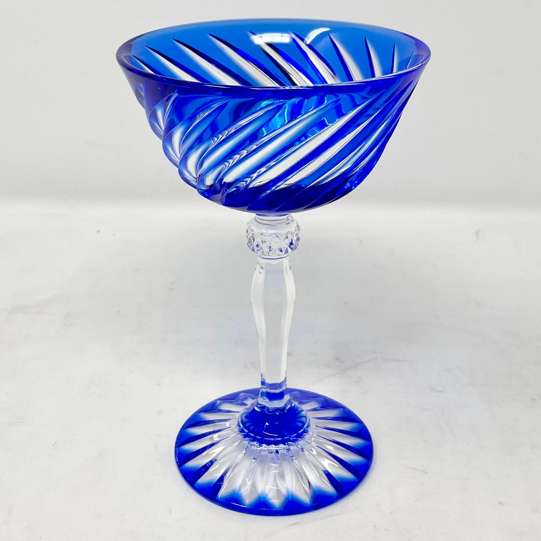20ième siècle Ensemble de 12 coupes de champagne en cristal bleu cobalt 