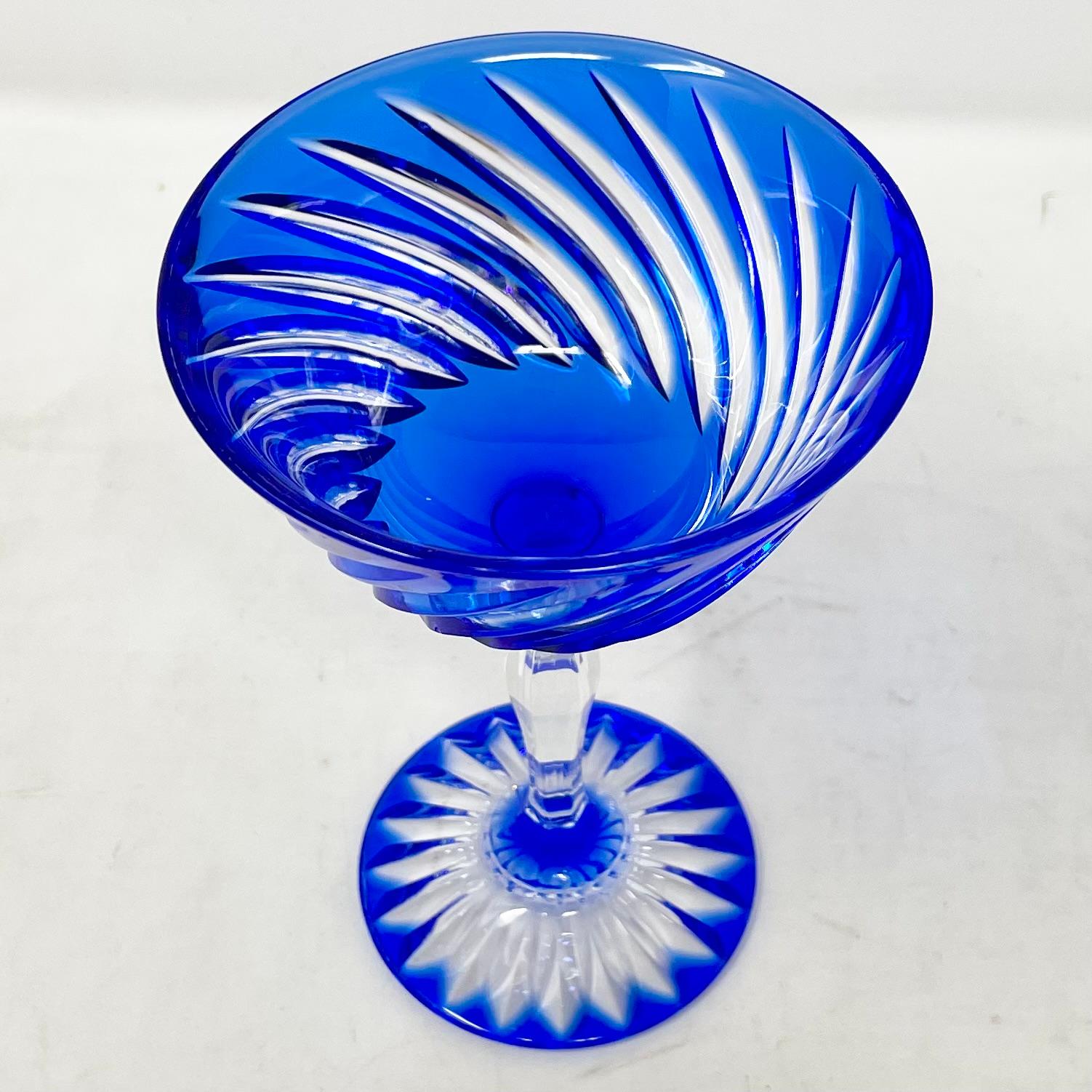 Ensemble de 12 coupes de champagne en cristal bleu cobalt 