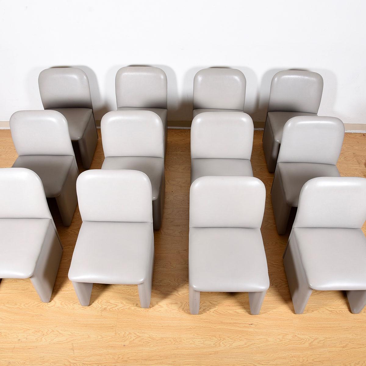 Ensemble de 12 chaises de salle à manger / de conférence contemporaines entièrement rembourrées en cuir gris perle

Informations complémentaires :
MATERIAL : Rembourrage, cuir
Acheté à une grande agence de publicité pour être utilisé dans l'une