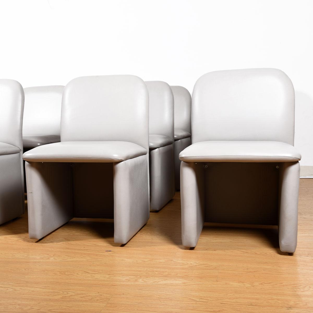 Mid-Century Modern Ensemble de 12 chaises de salle à manger / de conférence contemporaines entièrement recouvertes de cuir en vente