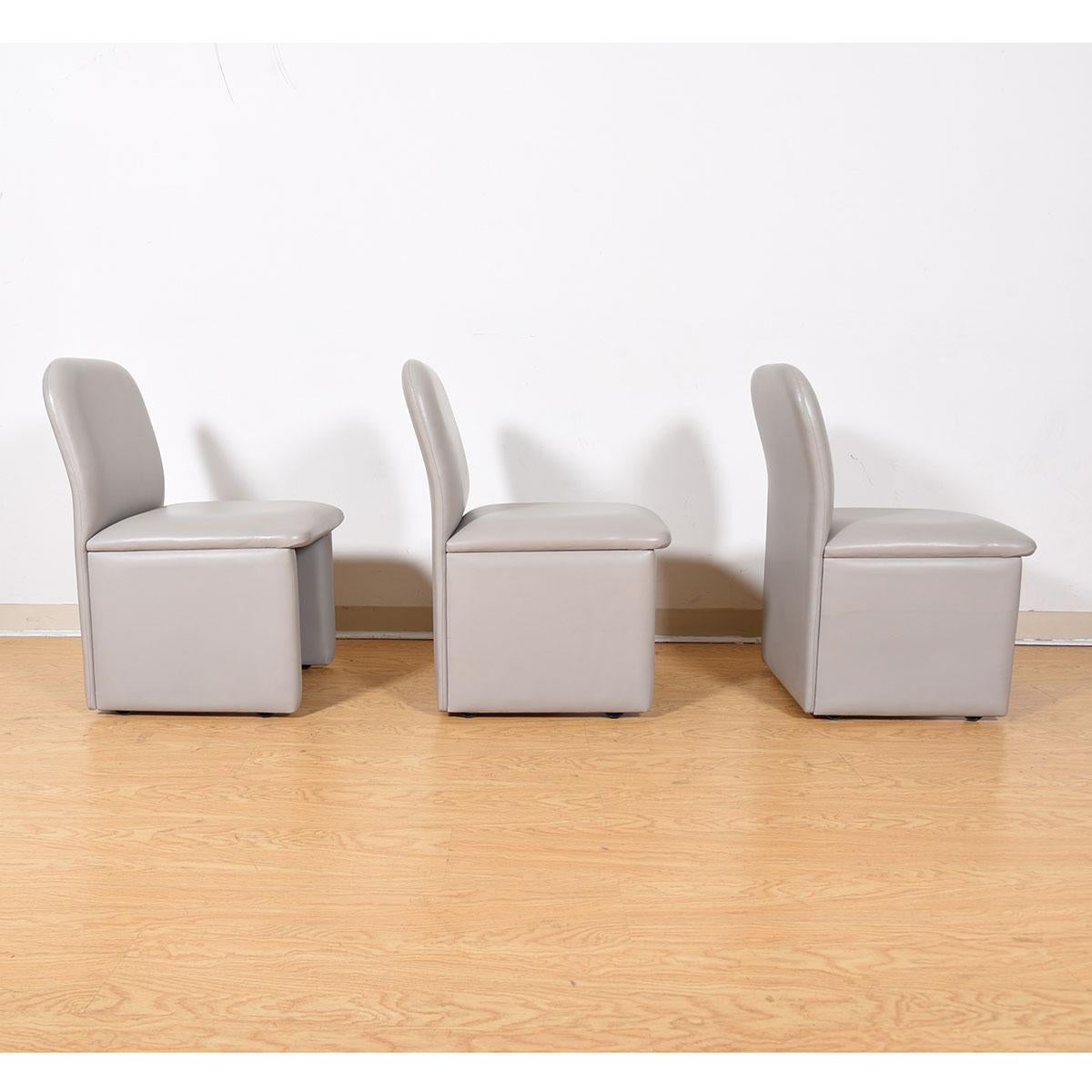 Ensemble de 12 chaises de salle à manger / de conférence contemporaines entièrement recouvertes de cuir Excellent état - En vente à Kensington, MD