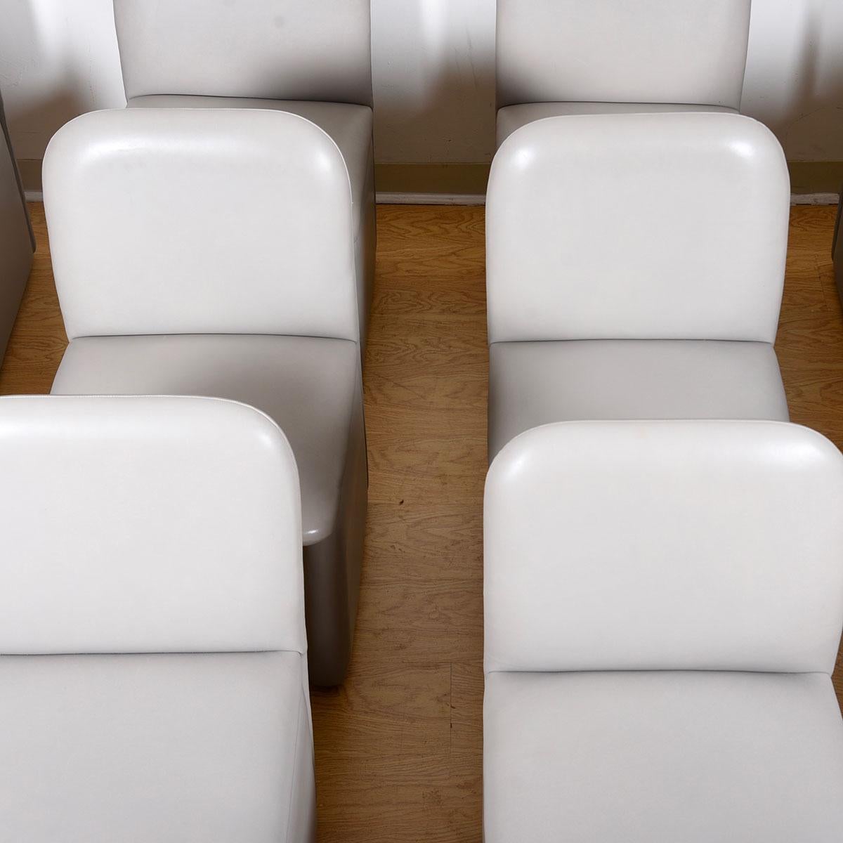 Ensemble de 12 chaises de salle à manger / de conférence contemporaines entièrement recouvertes de cuir en vente 3