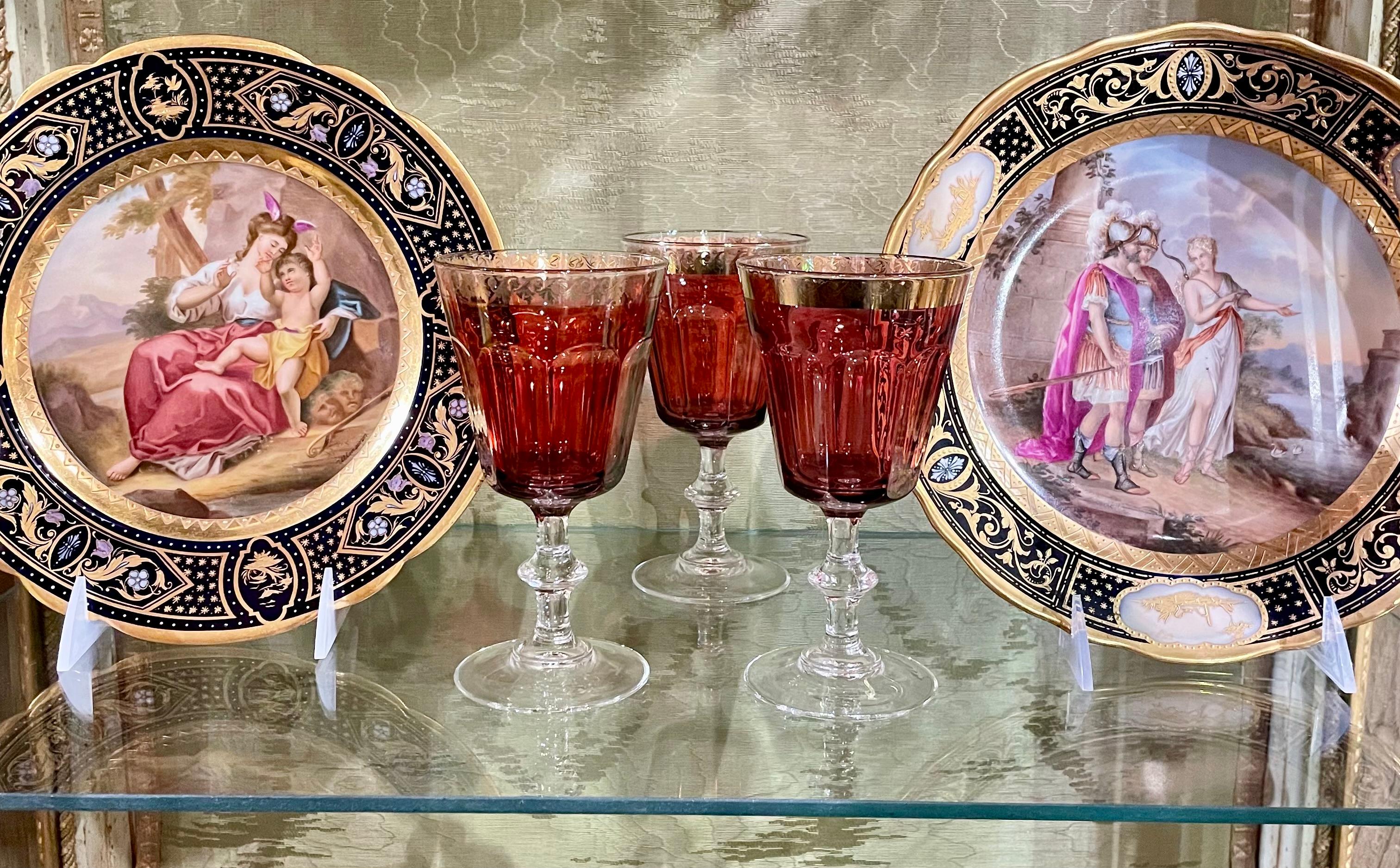 Ensemble de 12 gobelets à vin en verre à canneberge et à large bord doré. en vente 6