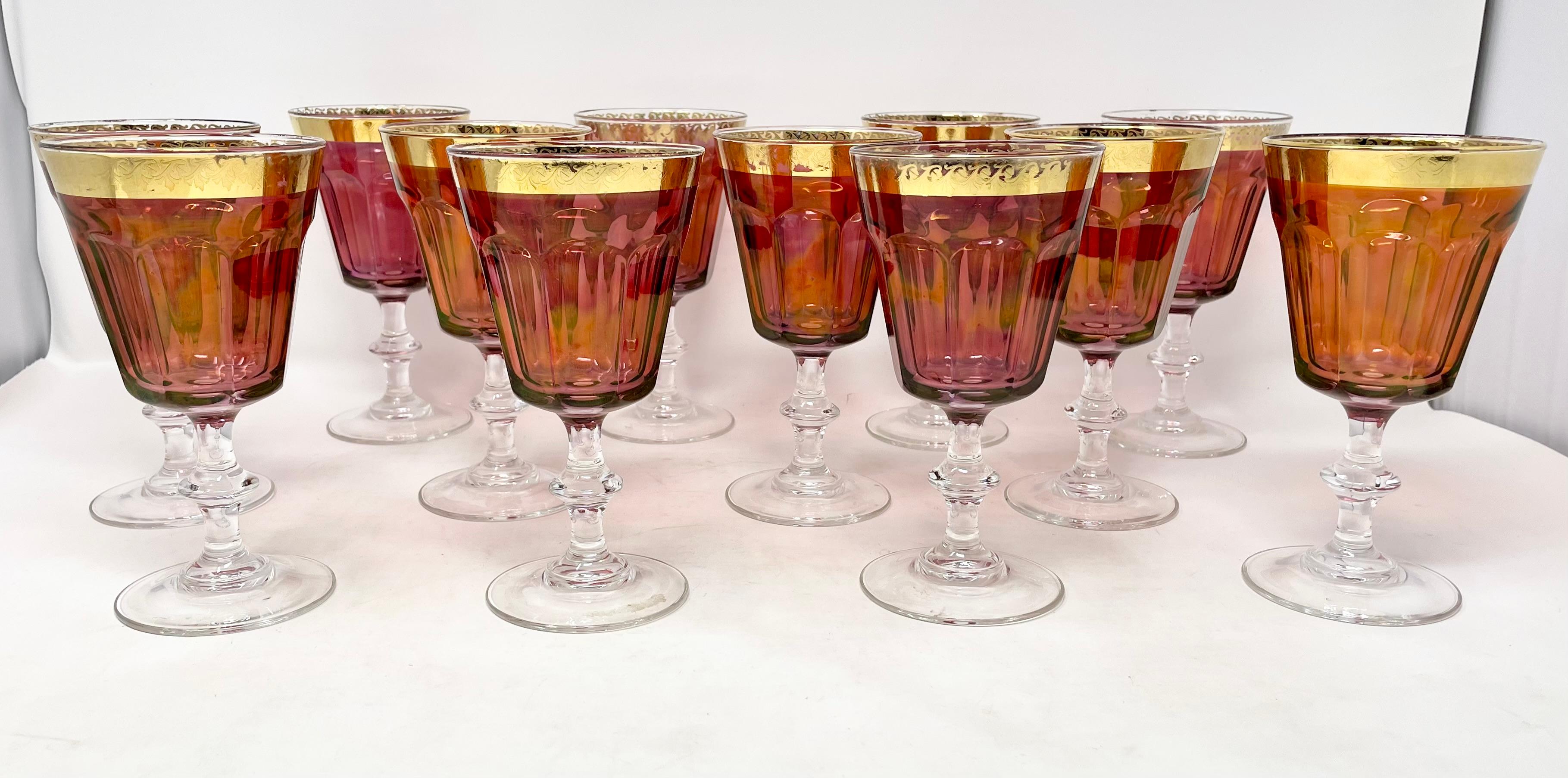 Ensemble de 12 gobelets à vin en verre à canneberge et à large bord doré. Bon état - En vente à New Orleans, LA