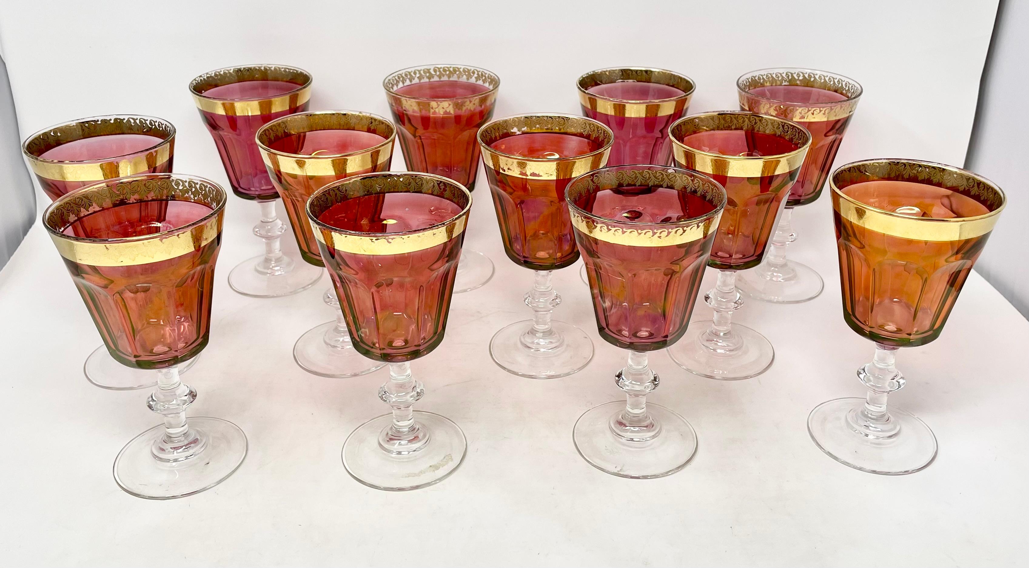 20ième siècle Ensemble de 12 gobelets à vin en verre à canneberge et à large bord doré. en vente