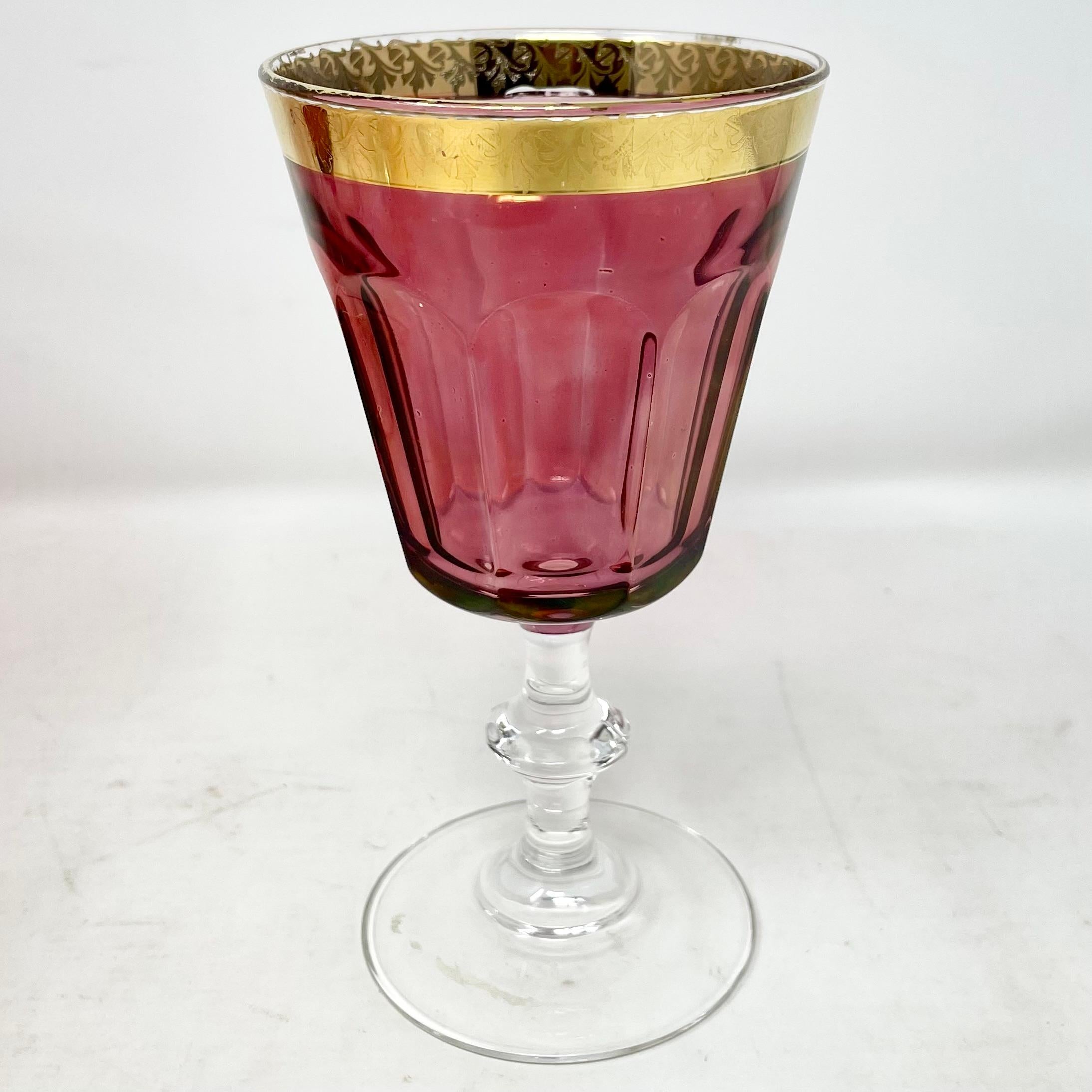 Verre Ensemble de 12 gobelets à vin en verre à canneberge et à large bord doré. en vente