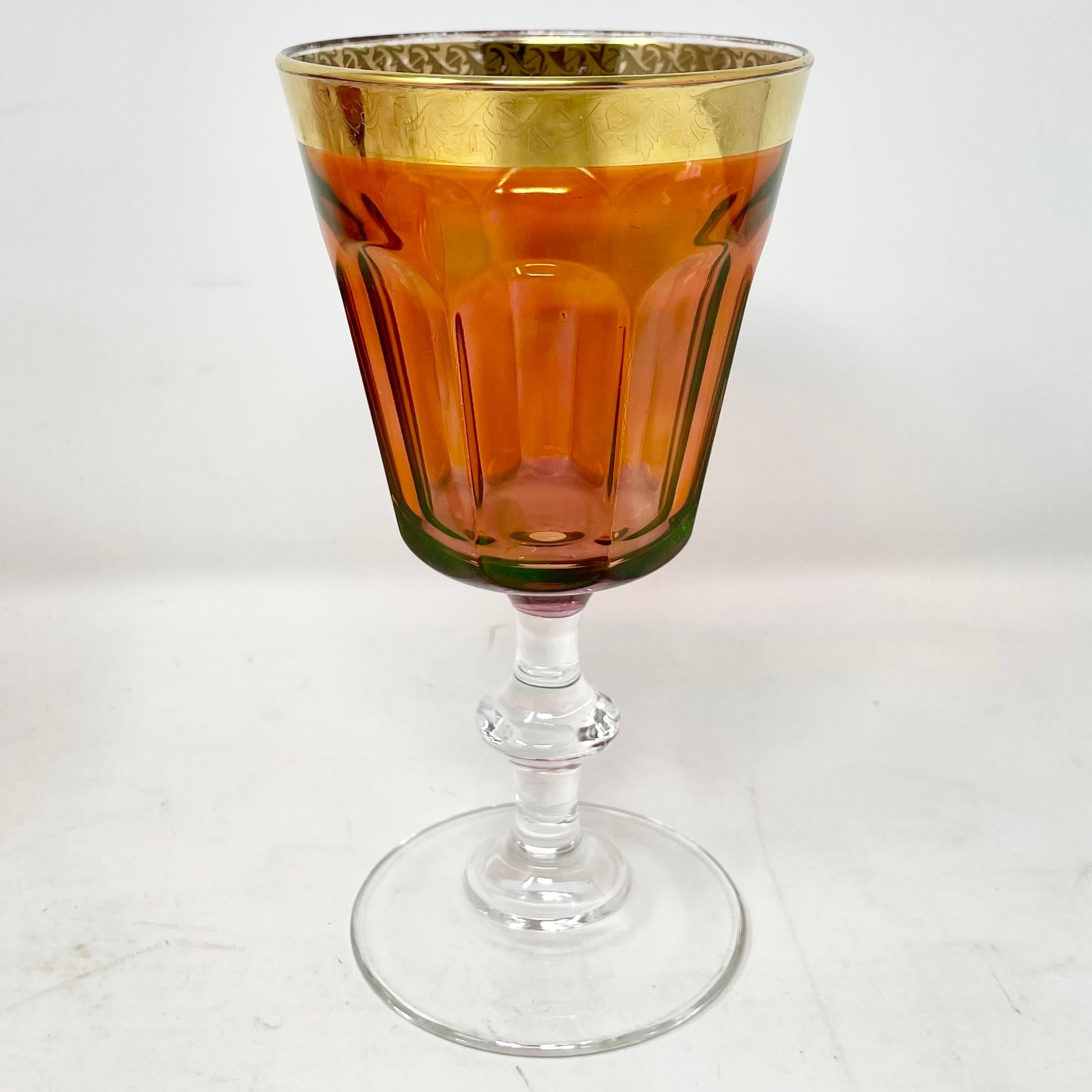 Ensemble de 12 gobelets à vin en verre à canneberge et à large bord doré. en vente 1