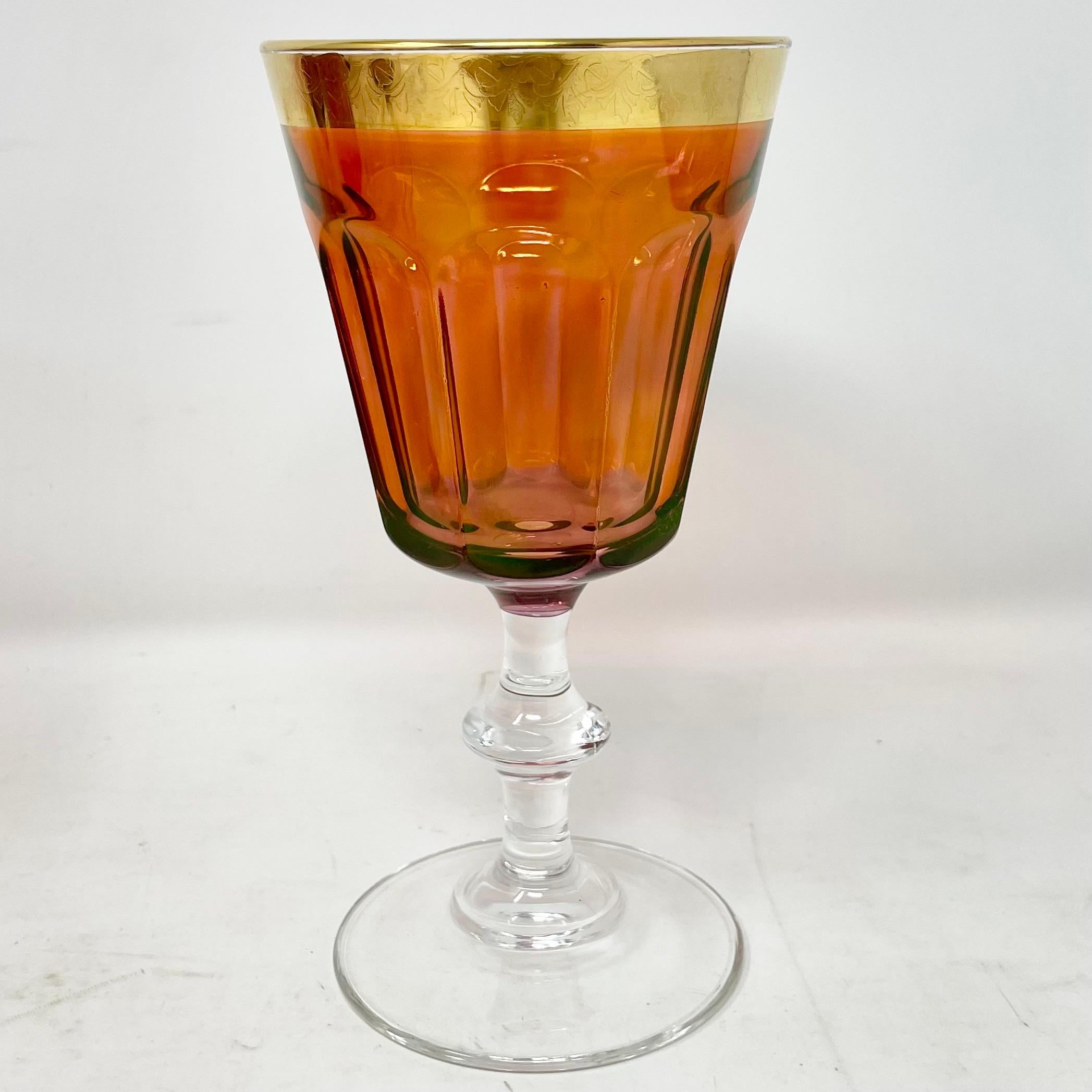 Ensemble de 12 gobelets à vin en verre à canneberge et à large bord doré. en vente 2