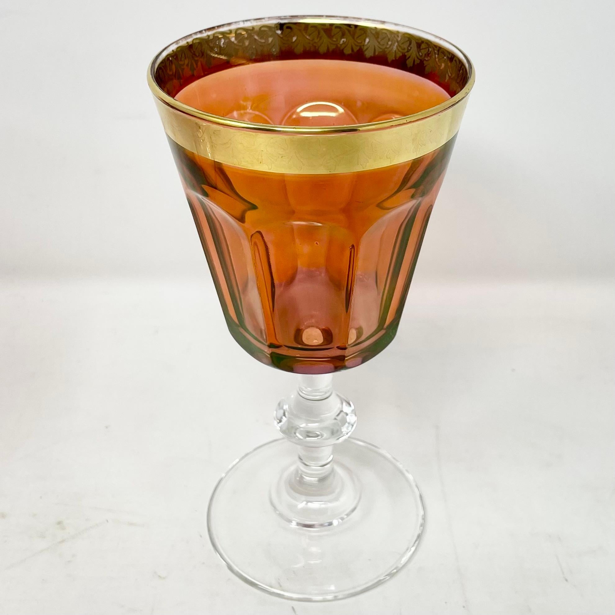 Ensemble de 12 gobelets à vin en verre à canneberge et à large bord doré. en vente 3