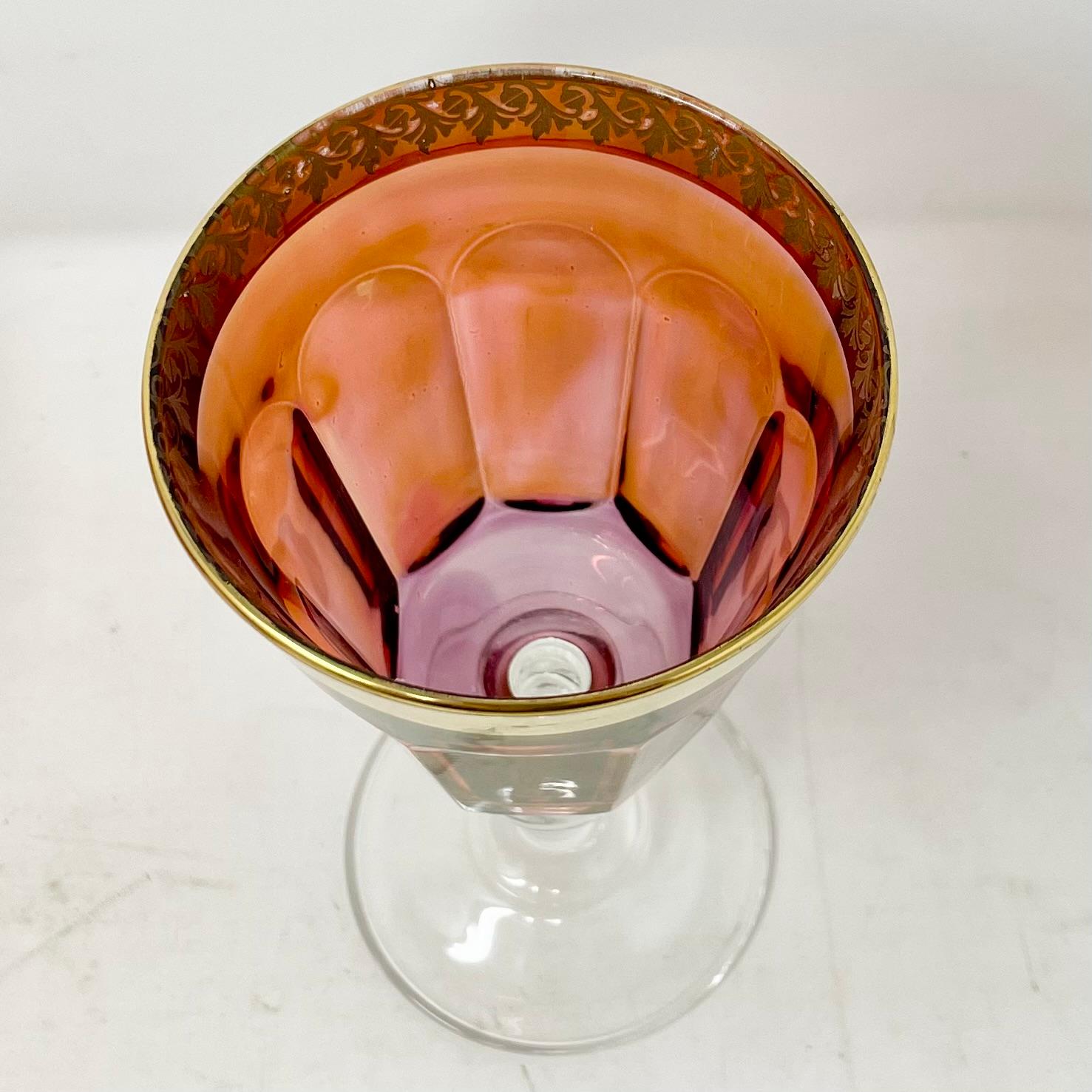 Ensemble de 12 gobelets à vin en verre à canneberge et à large bord doré. en vente 4