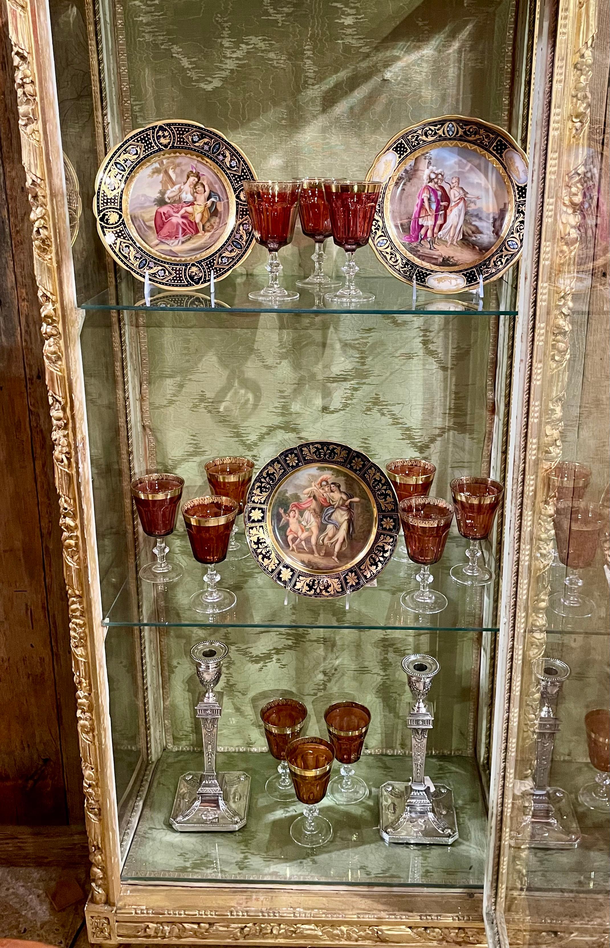 Ensemble de 12 gobelets à vin en verre à canneberge et à large bord doré. en vente 5