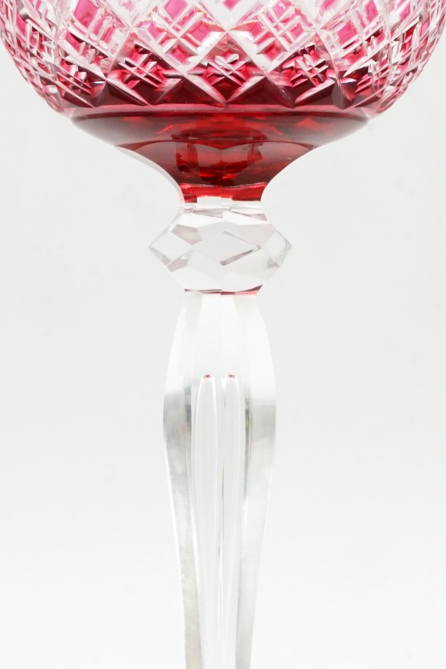 Ensemble de 12 verres à vin en cristal
Service de verres à vin attribué à Val Saint Lambert
Origine : Belgique Circa 1930
Excellent état
couleur rouge rubis
Verre soufflé et taillé à la main
Il s'agit d'un modèle rare, avec une bulle soufflée sur