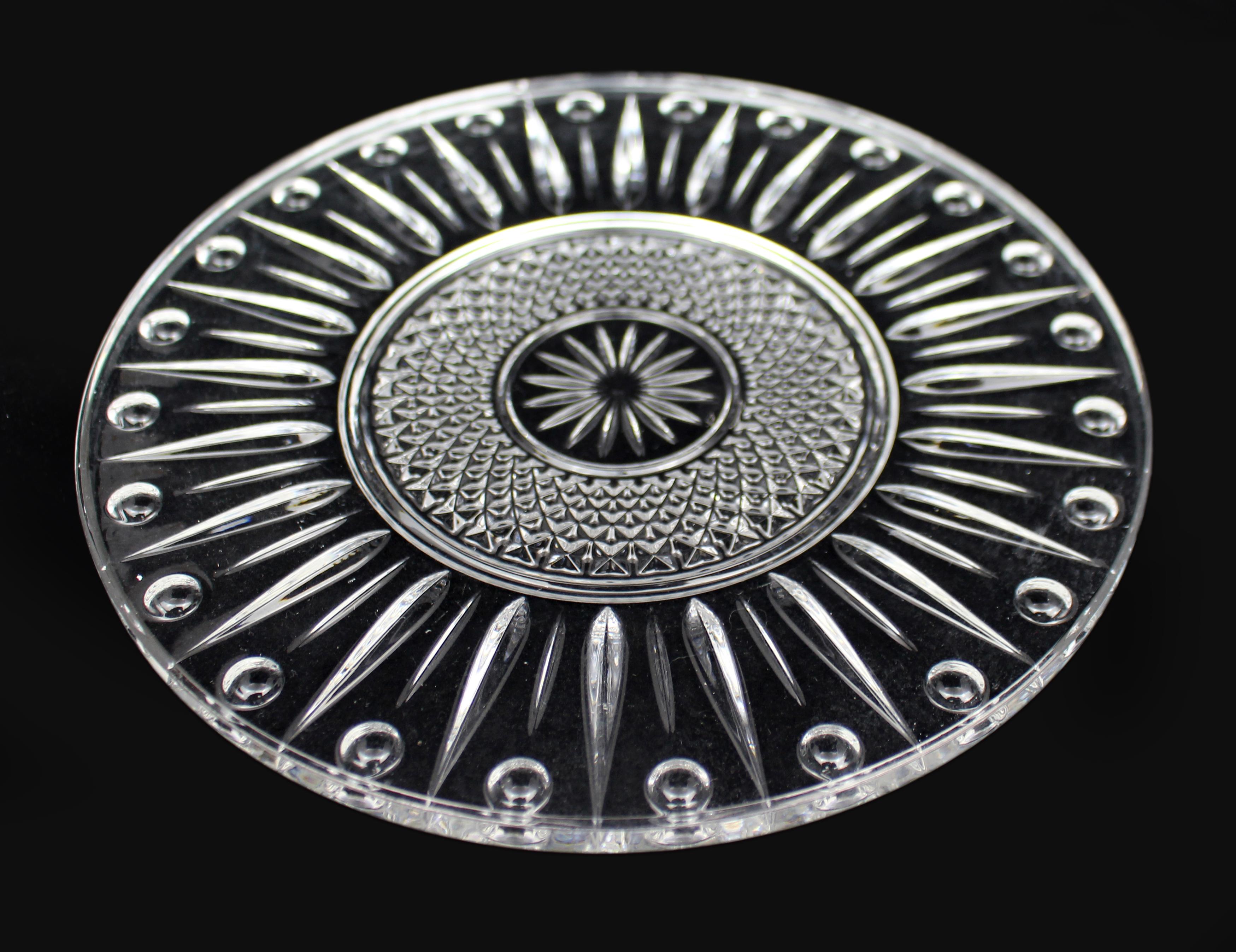 Juego de 12 platos de postre de cristal tallado de Bohemia sin usar
Bohemia (República Checa), Principios del siglo XXI

Fino juego de doce platos de postre de cristal tallado sin usar, fabricados en Bohemia a principios del siglo XXI. Cada placa